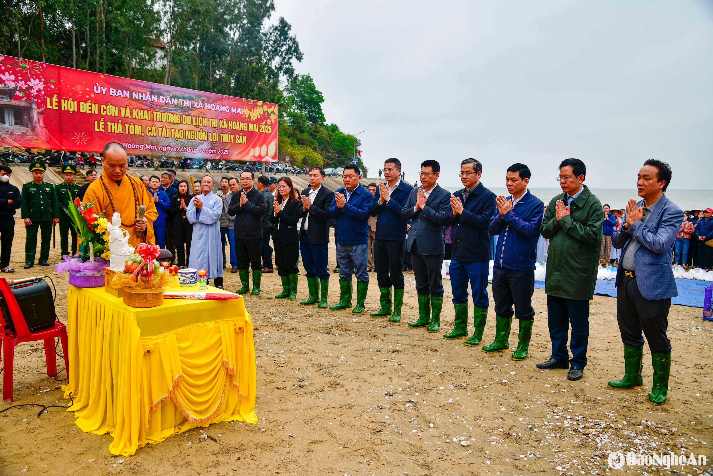 Sáng nay 17 - 2, tại bãi biển đền Cờn ngoài thị xã Hoàng Mai tổ chức lễ phóng sinh tôm, cá giống, ngao giống nhằm tái tạo sự sinh sôi của các loài hải sản