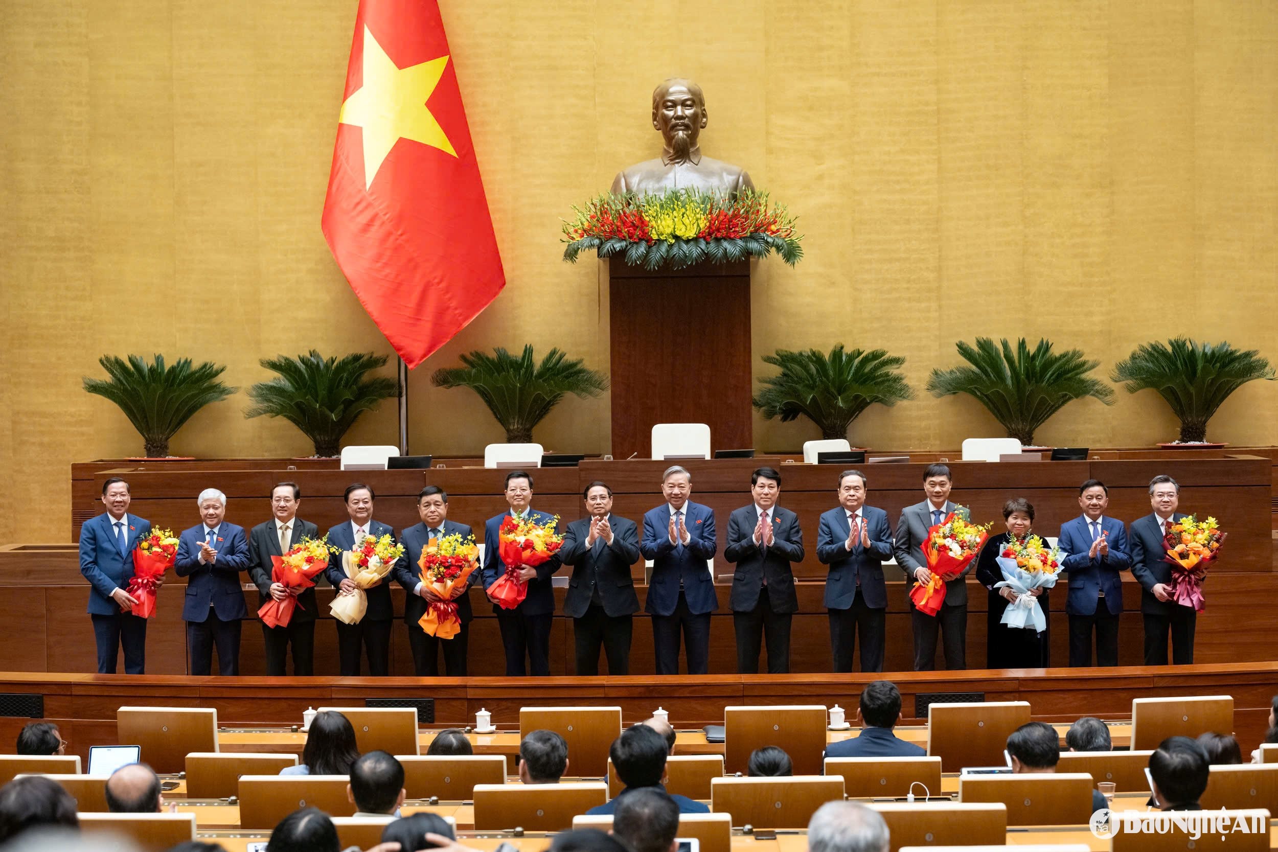 Tổng Bí thư Tô Lâm, Chủ tịch nước Lương Cường, Thủ tướng Phạm Minh Chính, Chủ tịch Quốc hội Trần Thanh Mẫn tặng hoa chúc mừng các Phó Chủ tịch Quốc hội, Phó Thủ tướng Chính phủ; các Ủy viên Ủy ban Thường vụ Quốc hội, Chủ Ủy ban của Quốc hội khóa XV kỳ 2021-2026. Ảnh: Nghĩa Đức