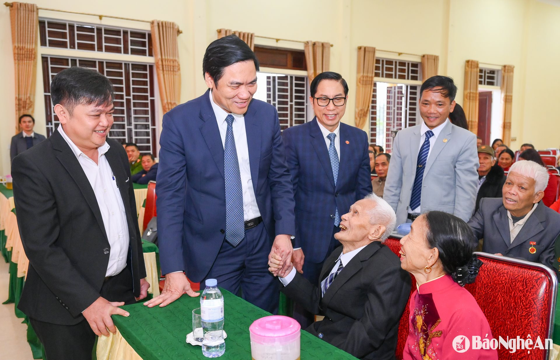Đồng chí Hoàng Nghĩa Hiếu - Phó Bí thư Thường trực Tỉnh ủy, Chủ tịch HĐND tỉnh trò chuỵện, thăm hỏi đảng viên lão thành Lê Văn Từ, 80 năm tuổi Đảng. Ảnh: Thành Cường