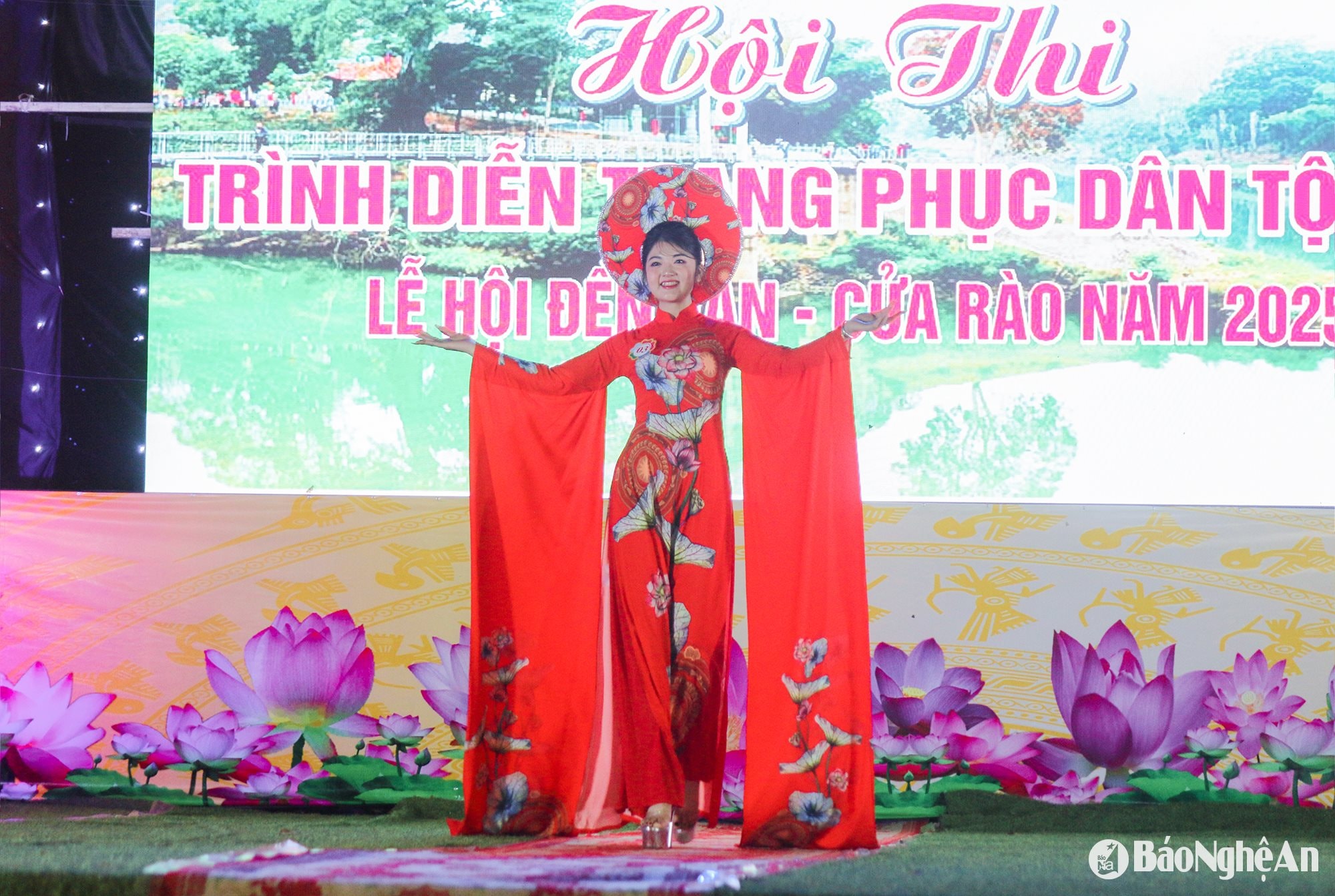 Thí sinh mang số báo danh 03 Lô Thị Quỳnh Hương bước đi nhẹ nhàng, thướt tha trong tà áo dài truyền thống. Ảnh: Đình Tuân