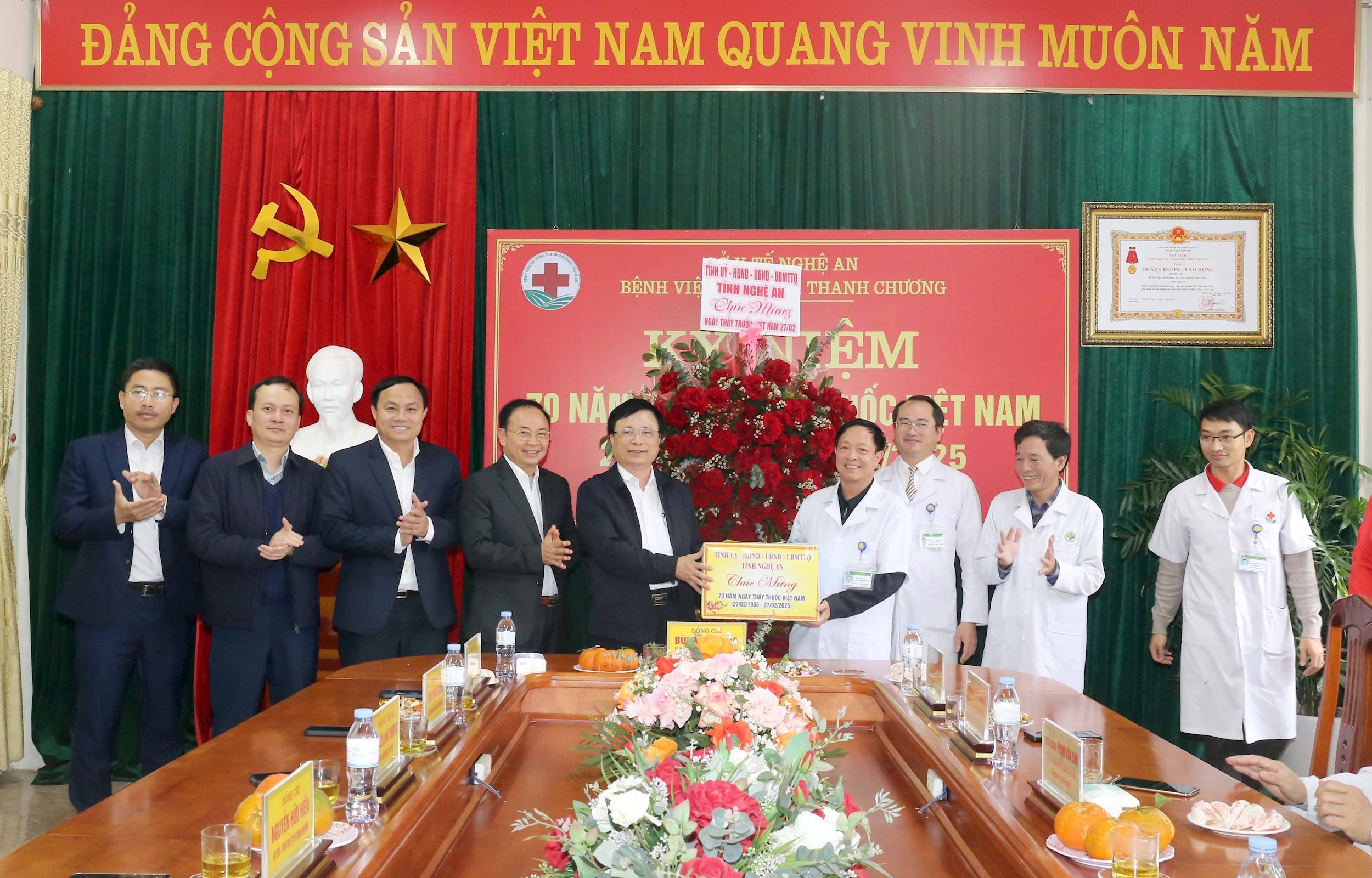 Phó Chủ tịch UBND tỉnh Bùi Đình Long cùng đoàn công tác tặng hoa chúc mừng Bệnh viện đa khoa Thanh Chương. Ảnh: Thanh Quỳnh