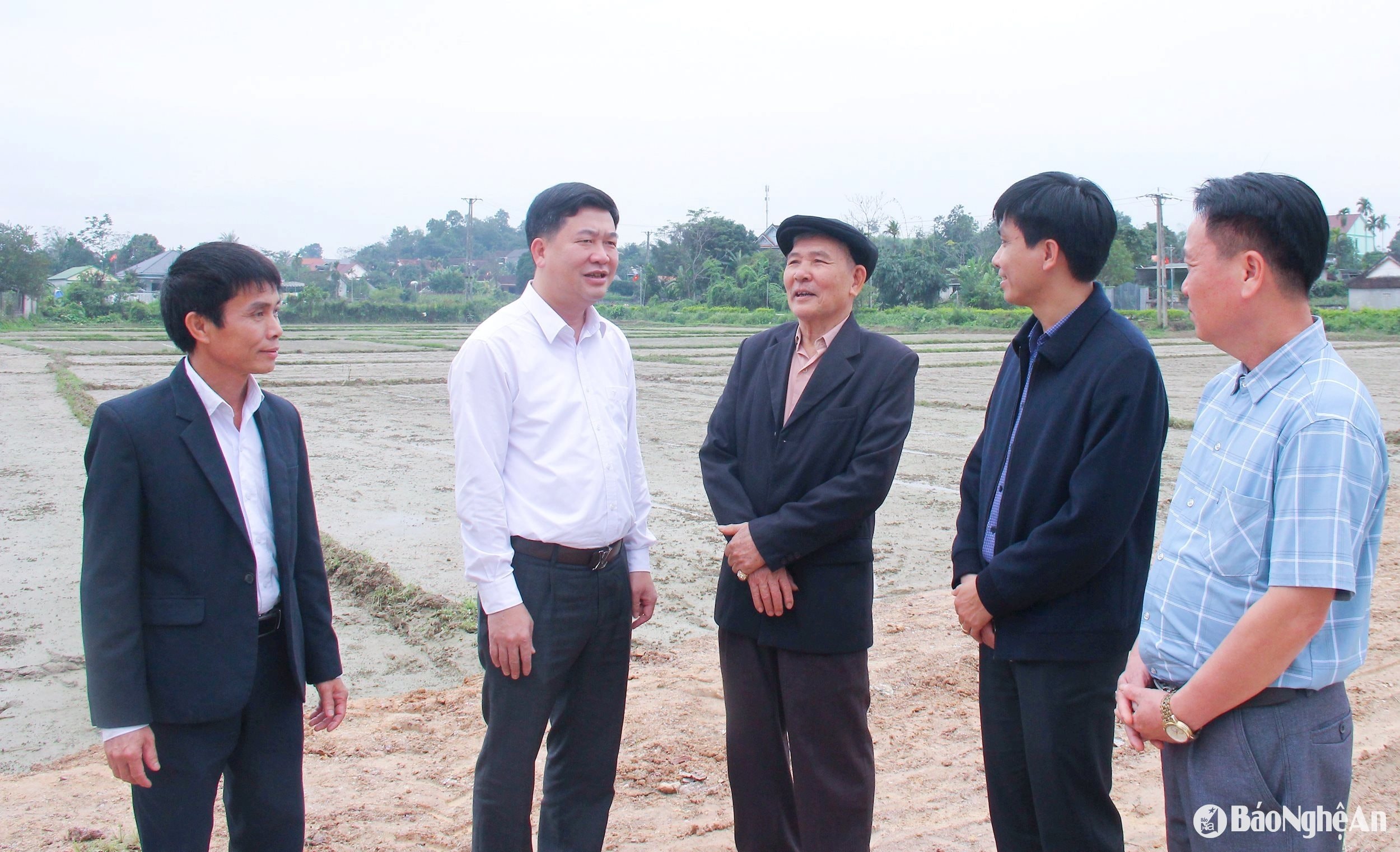 Lãnh đạo huyện Anh Sơn trao đổi với người dân xã Phúc Sơn về chủ trương xây dựng nông thôn mới. Ảnh- Mai Hoa