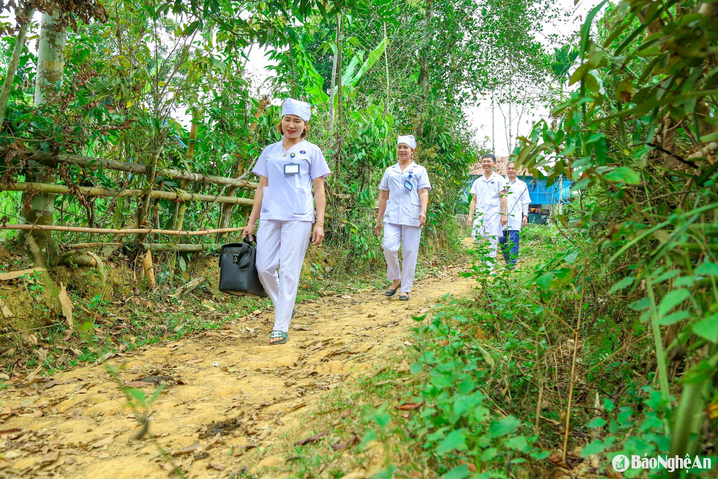 Lên đường vào bản. Ảnh Đình Tuyên