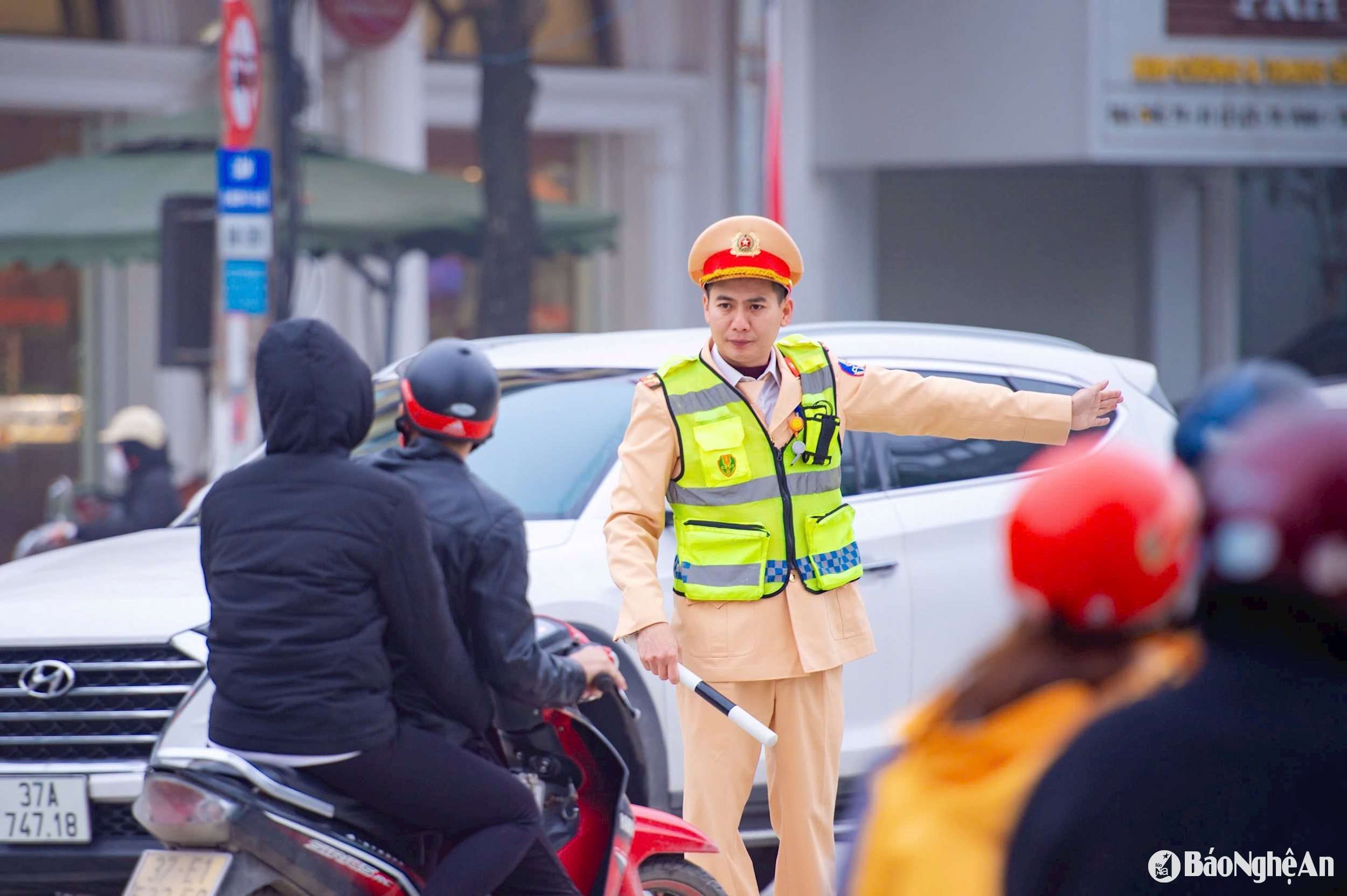 Tại nút giao giữa đường Lê Lợi và Lý Thường Kiệt kéo dài, do chưa có hệ thống đèn tín hiệu giao thông, các CBCS phải trực tiếp điều tiết, nhắc nhở và hướng dẫn người dân. Ảnh: N.Đ