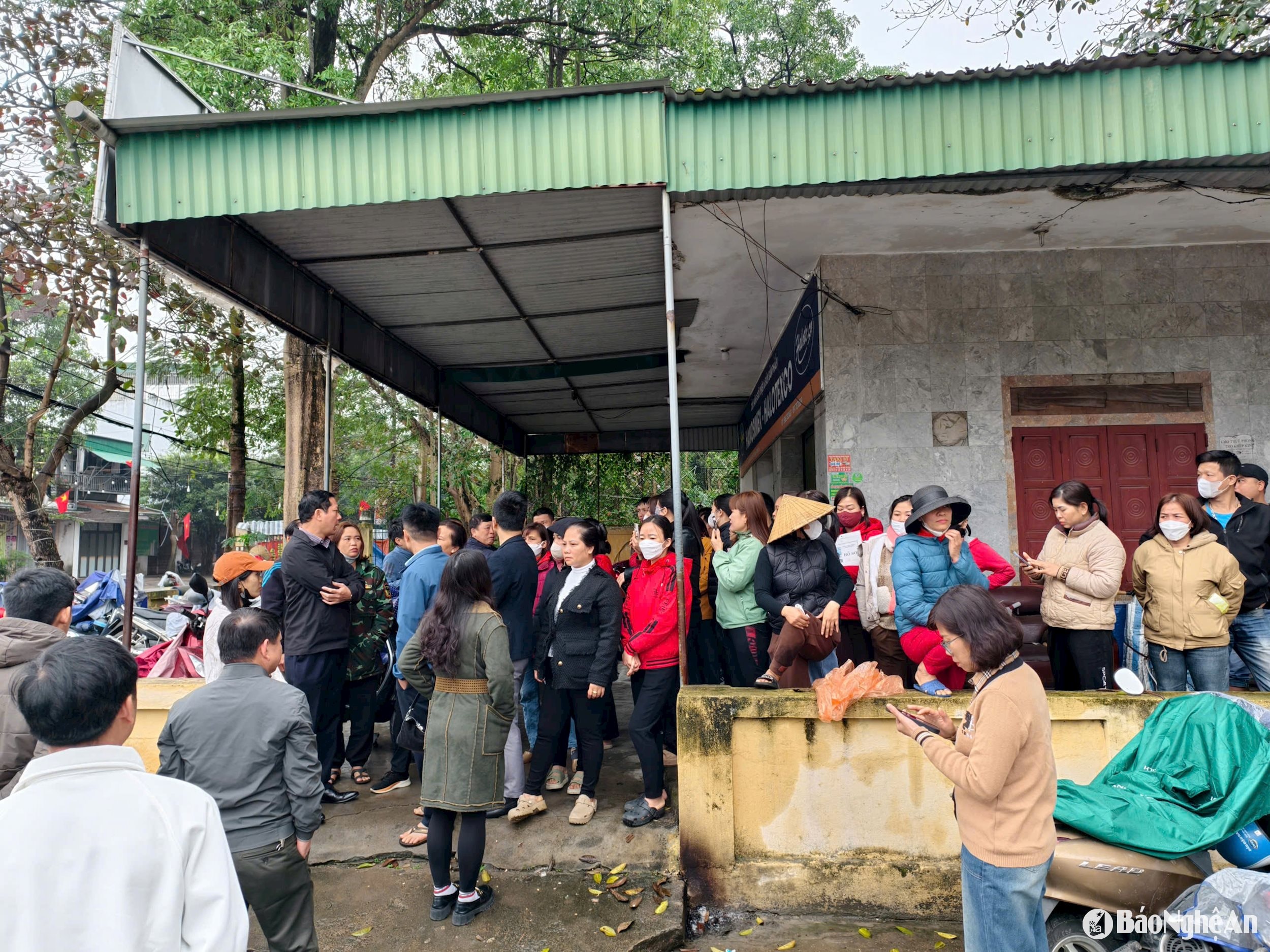 Lãnh đạo Liên đoàn Lao động TP. Vinh nắm bắt nguyện vọng những lao động bị chấm dứt hợp đồng lao động tại Công ty CP dệt may Hoàng Thị Loan. Ảnh: Diệp Thanh