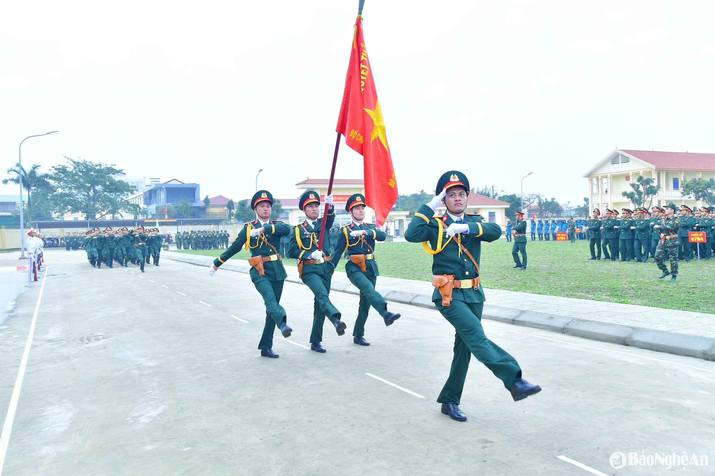 1 Đi đầu đội hình là Tổ Quân kỳ với lá cờ Quyết thắng