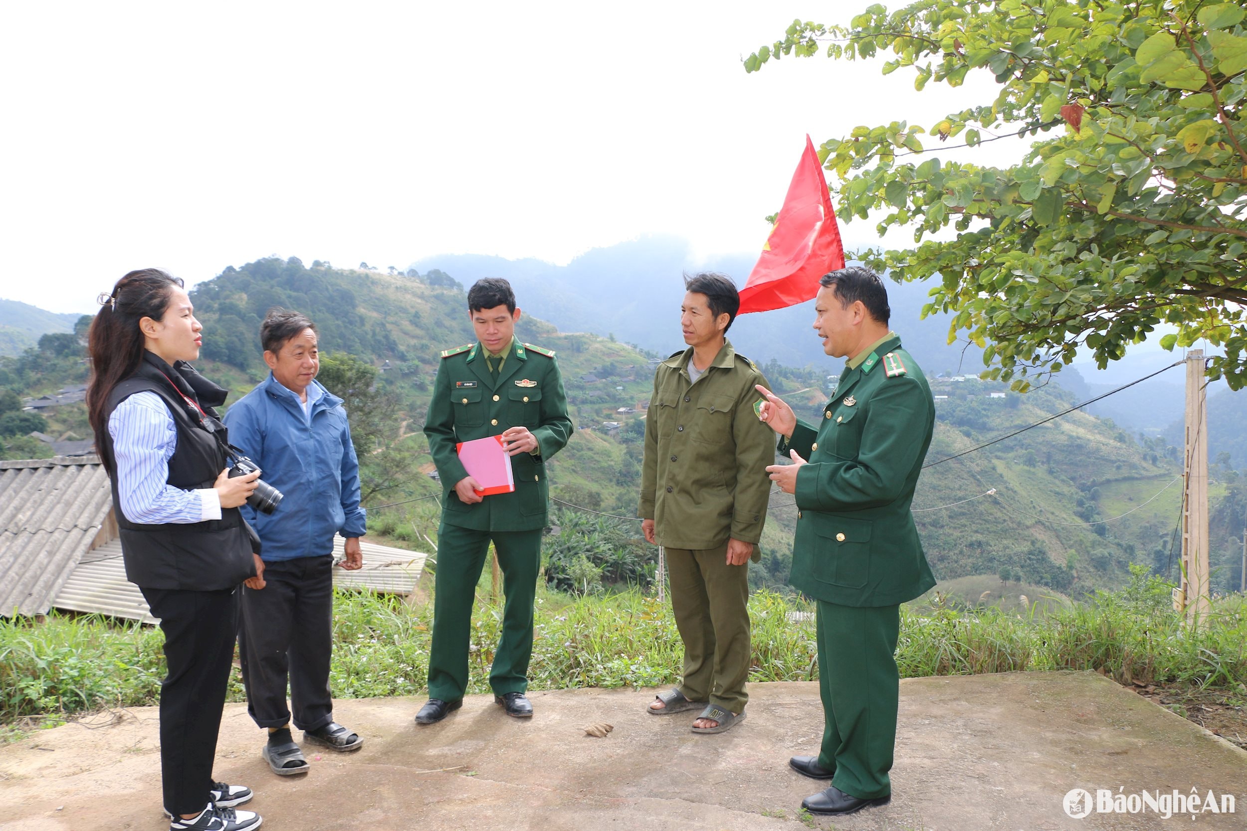 Cán bộ đồn biên phòng Nậm cắn trao đổi cán bộ bản Huồi Pốc xã Nậm Cắn Kỳ Sơn