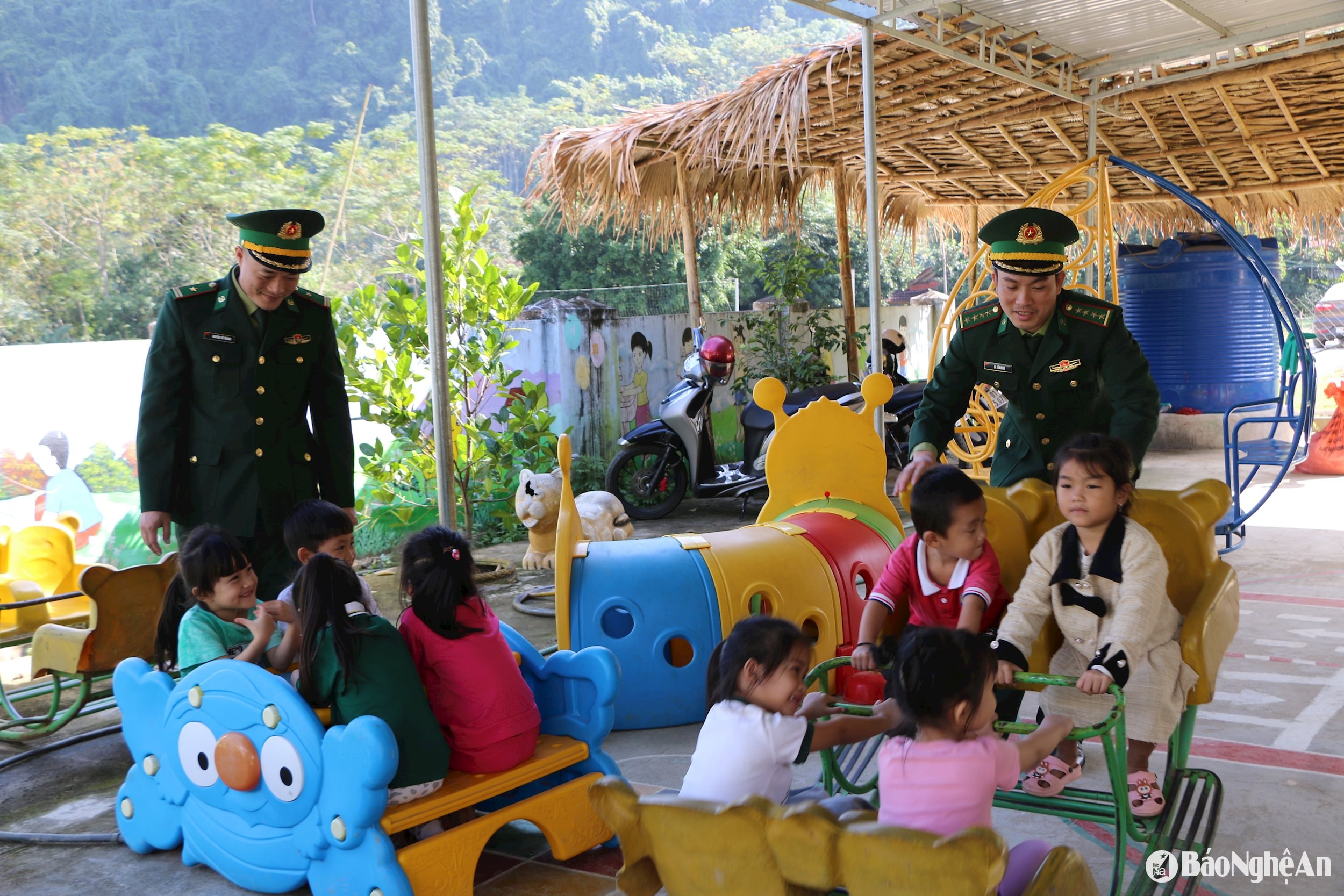 Cán bộ Đồn Biên phòng Tam Quang cùng các cháu điểm trường mầm non Tùng Hương.