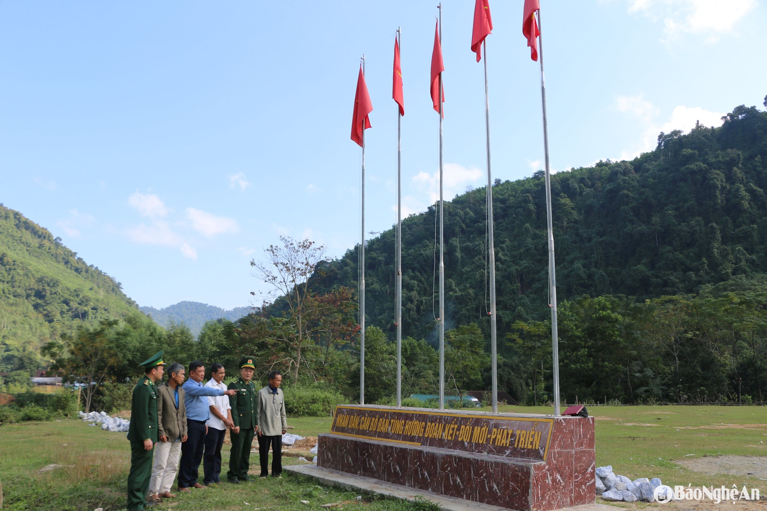 Đảng viên Đồn biên phòng Tam Quang Tương Dương trao đổi với chính quyền địa phương