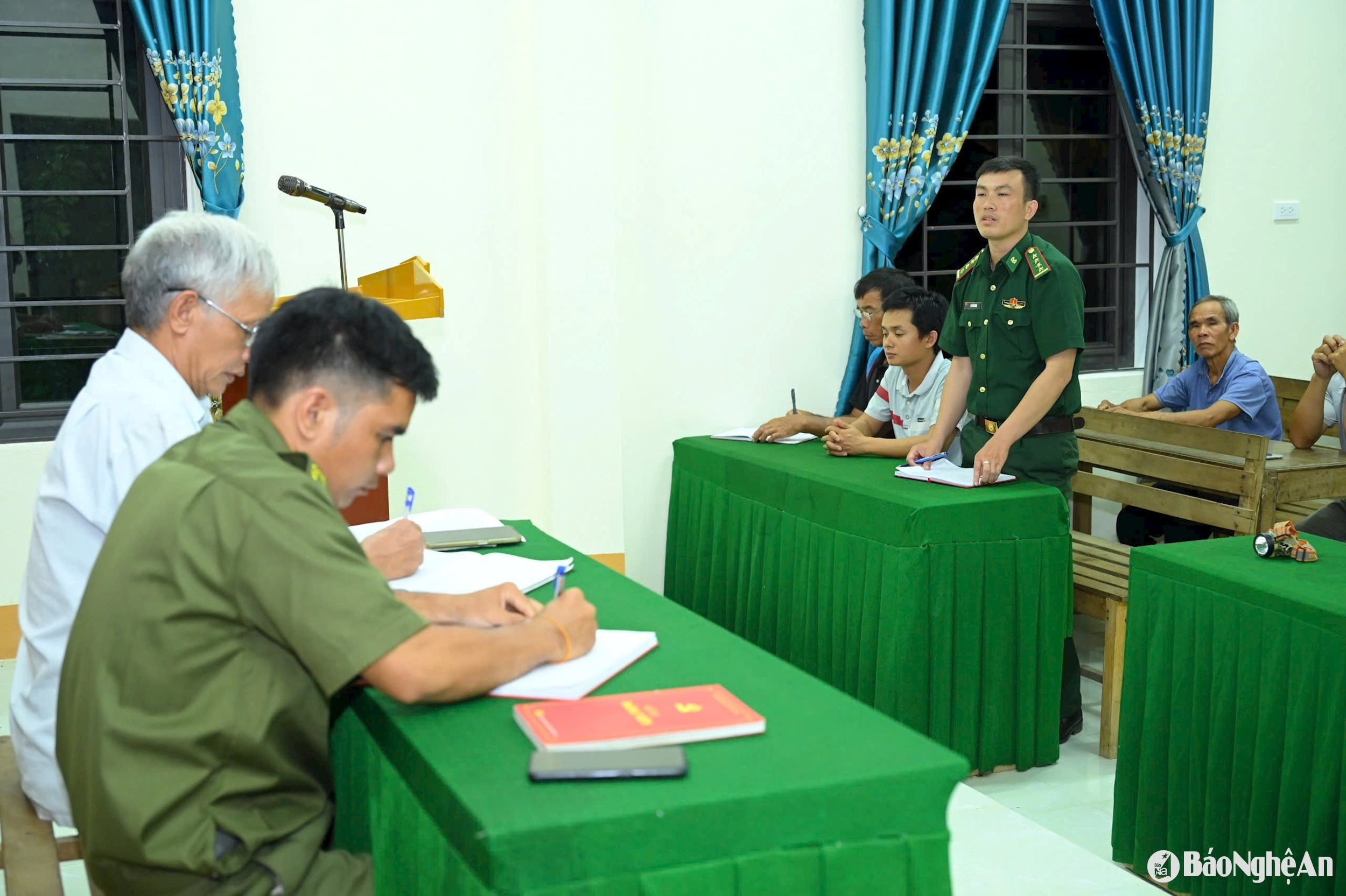 Đồng chí La Văn Ninh- đảng viên biên phòng sinh hoạt tạm thời tại chi bộ bản Tùng Hương xã Tam quang phát biểu tại sinh hoạt chi bộ