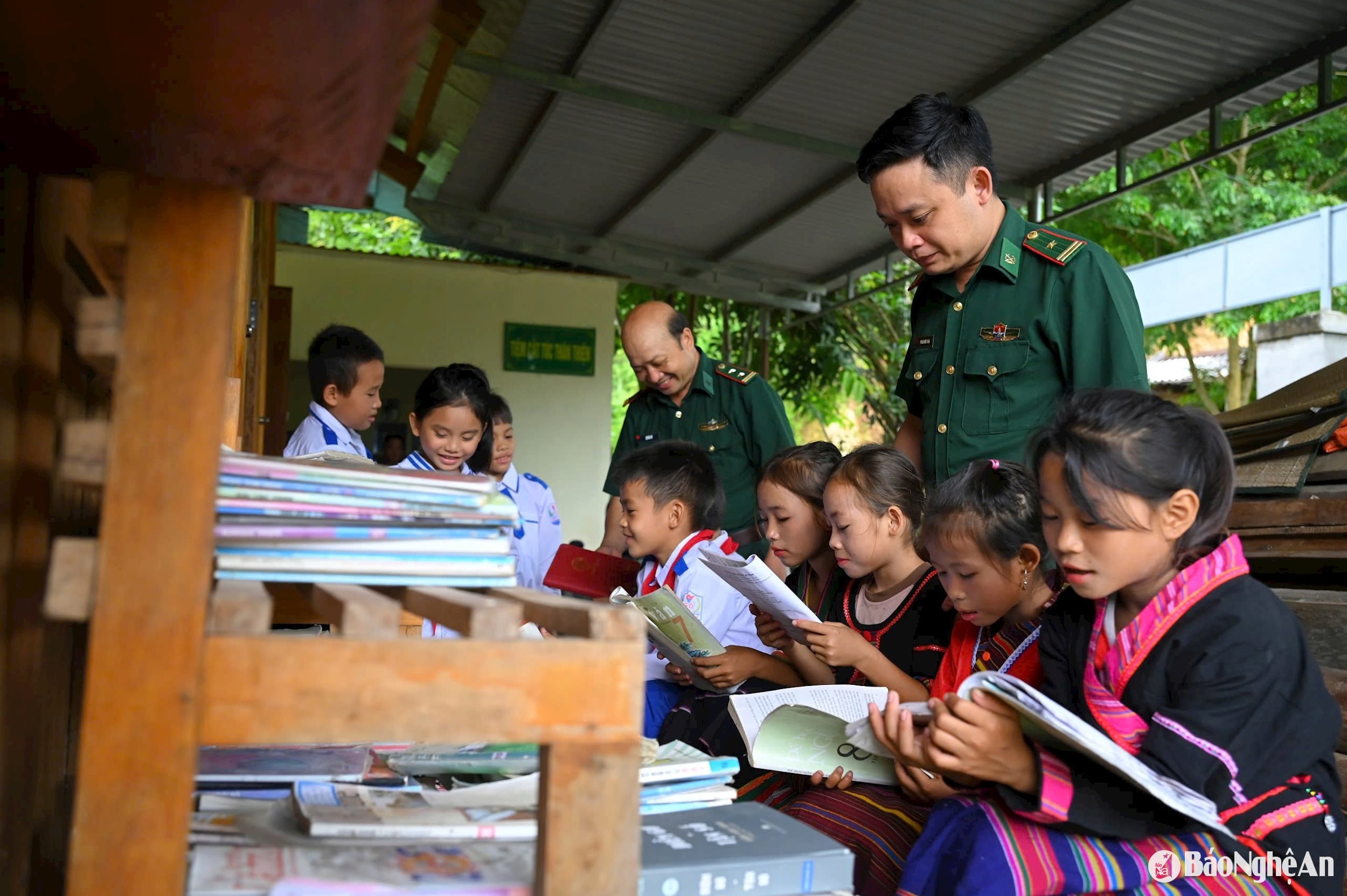 Học sinh đọc sách tại ngôi nhà thiện nguyện của Đồn biên phòng Mỹ Lý