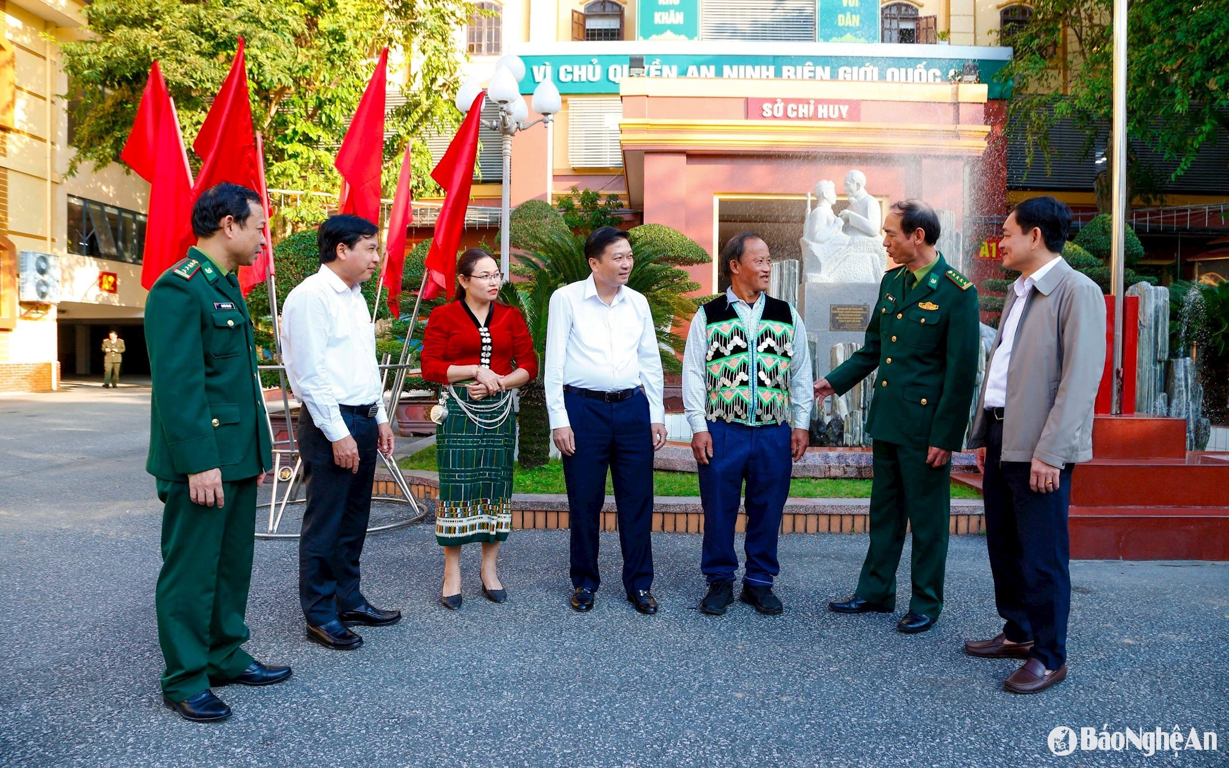 Lãnh đạo UBND tỉnh, HĐND tỉnh, BĐBP trao đổi với cán bộ xã và người uy tín thôn bản về “phong trào toàn dân tham gia bảo vệ chủ quyền lãnh thổ, an ninh biên giới Quốc gia trong tình hình mới_