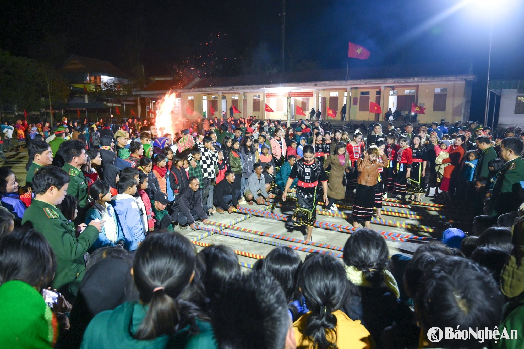 Ngày biên phòng toàn dân được tổ chức tại xã Keng Đu, huyện Kỳ Sơn. Ảnh tư liêu Thành Cường