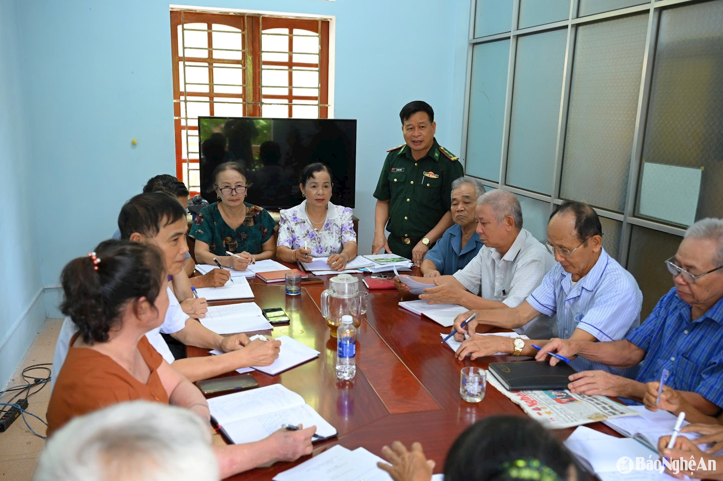 Trung Tá Hồ Xuân Tuyến- Cán bộ biên phòng tăng cường làm phó bí thư đảng uỷ xã Tam Quang ( Tương Dương) Tham gia sinh hoạt Hội người cao tuổi tại xã