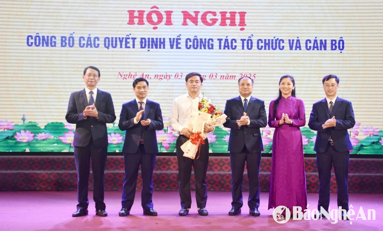  tặng hoa đồng chí Nguyệt