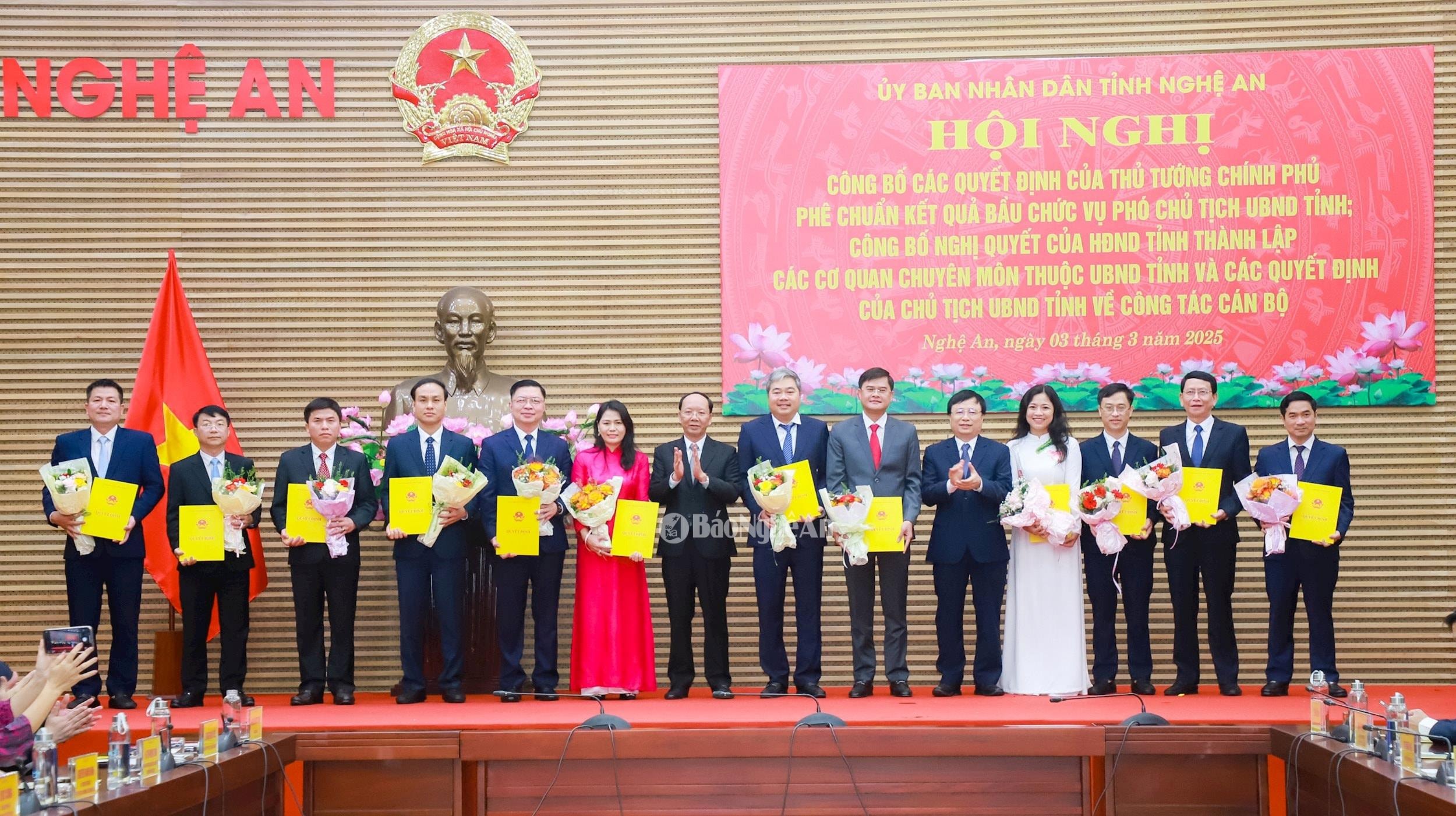 Các đồng chí Bùi Thanh An - Ủy viên Ban Thường vụ Tỉnh ủy, Phó Chủ tịch UBND tỉnh; Bùi Đình Long - Ủy viên Ban Chấp hành Đảng bộ tỉnh, Phó Chủ tịch UBND tỉnh trao các quyết định bổ nhiệm Phó Giám đốc các sở: Nội vụ, Tài chính. Ảnh: Thành Duy