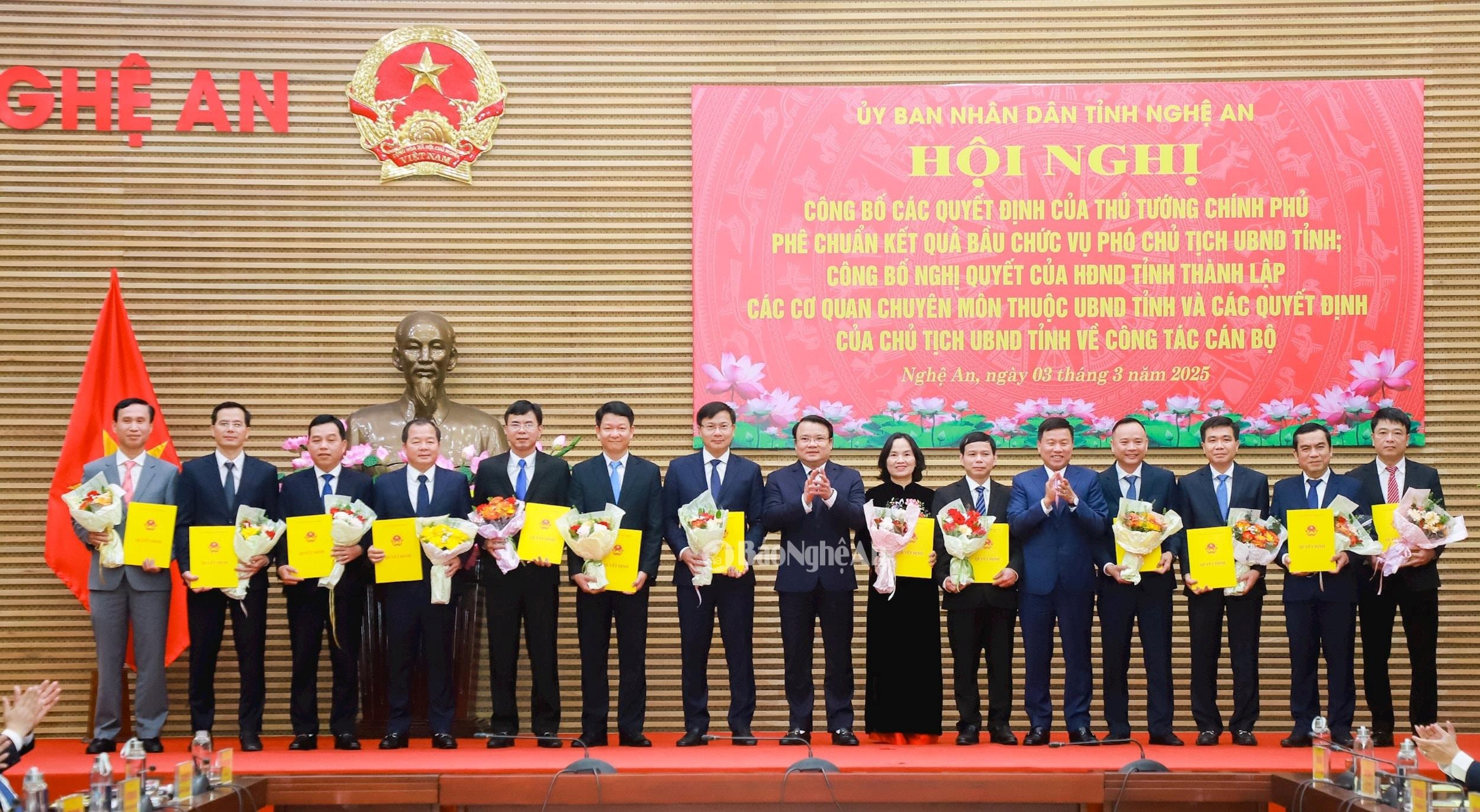 Các đồng chí: Hoàng Phú Hiền - Ủy viên Ban Chấp hành Đảng bộ tỉnh, Phó Chủ tịch UBND tỉnh; Phùng Thành Vinh - Ủy viên Ban Chấp hành Đảng bộ tỉnh, Phó Chủ tịch UBND tỉnh trao quyết định bổ nhiệm Phó Giám đốc các sở: Xây dựng; Nông nghiệp và Tài nguyên. Ảnh: Thành Duy