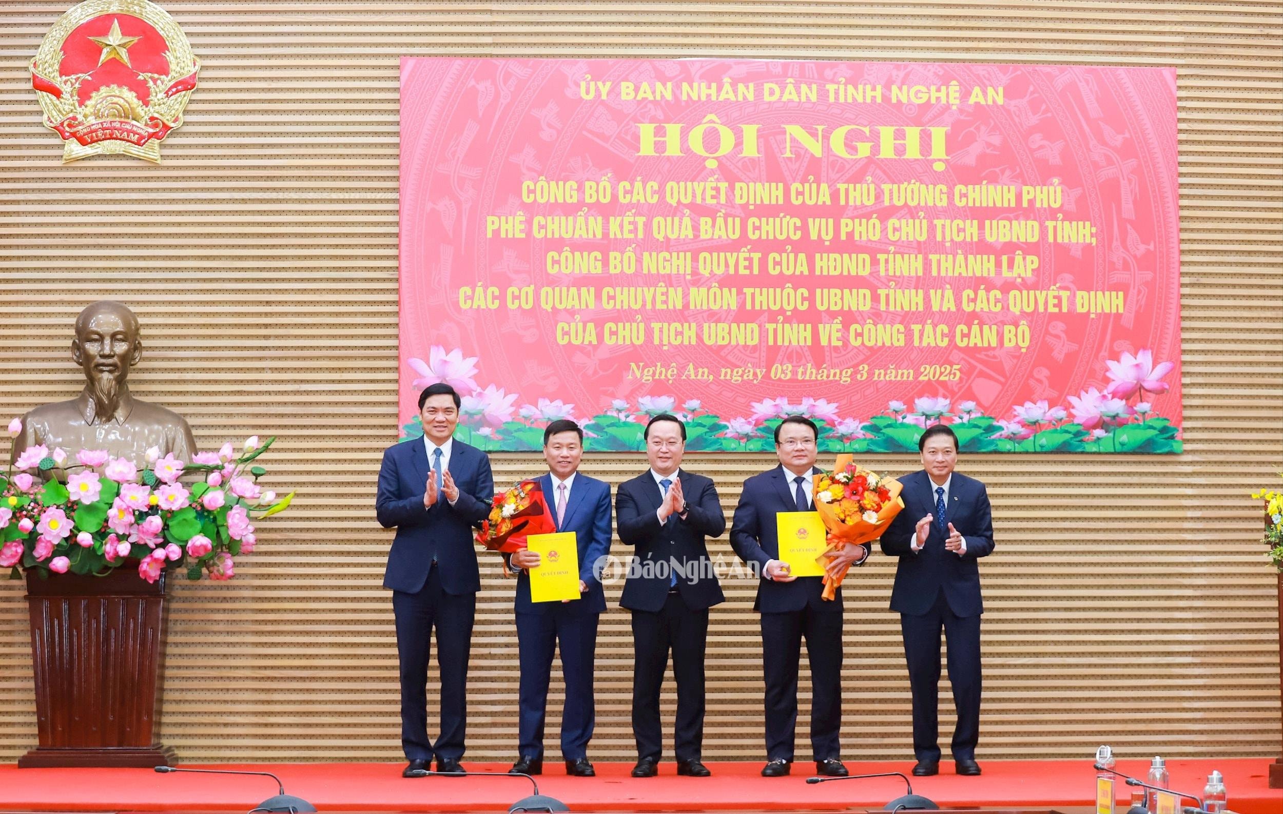 Thường trực Tỉnh ủy trao quyết định và tặng hoa chúc mừng 2 Phó Chủ tịch UBND tỉnh Nghệ An. Ảnh: Thành Duy