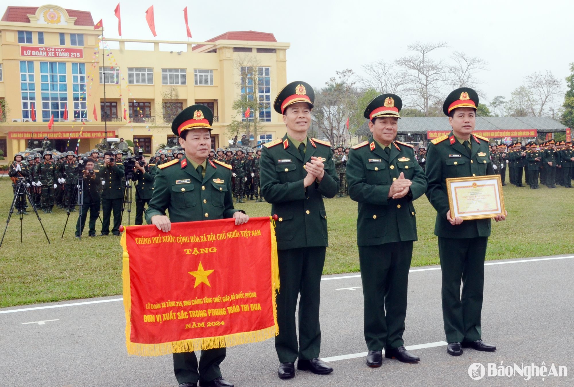 Lãnh đạo Bộ quốc phòng và Binh chủng Tăng thiết giáp đã trao tặng Cờ thi đua của Chính phủ và danh hiệu đơn vị Vững mạnh toàn diện “Mẫu mực, tiêu biểu” cho Lữ đoàn Xe tăng 215. Ảnh: Thành Chung