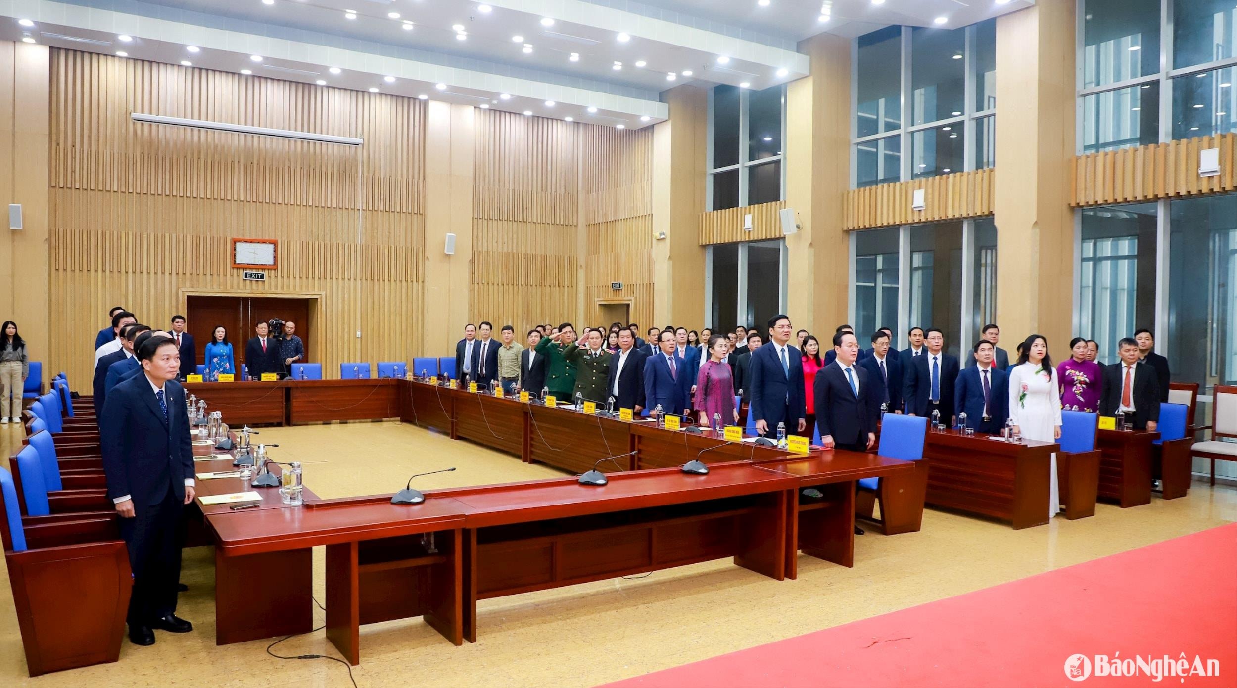 cac-dong-chi-lanh-dao-tinh-va-cac-dai-bieu-thuc-hien-nghi-le-chao-co-to-quoc(1).jpg