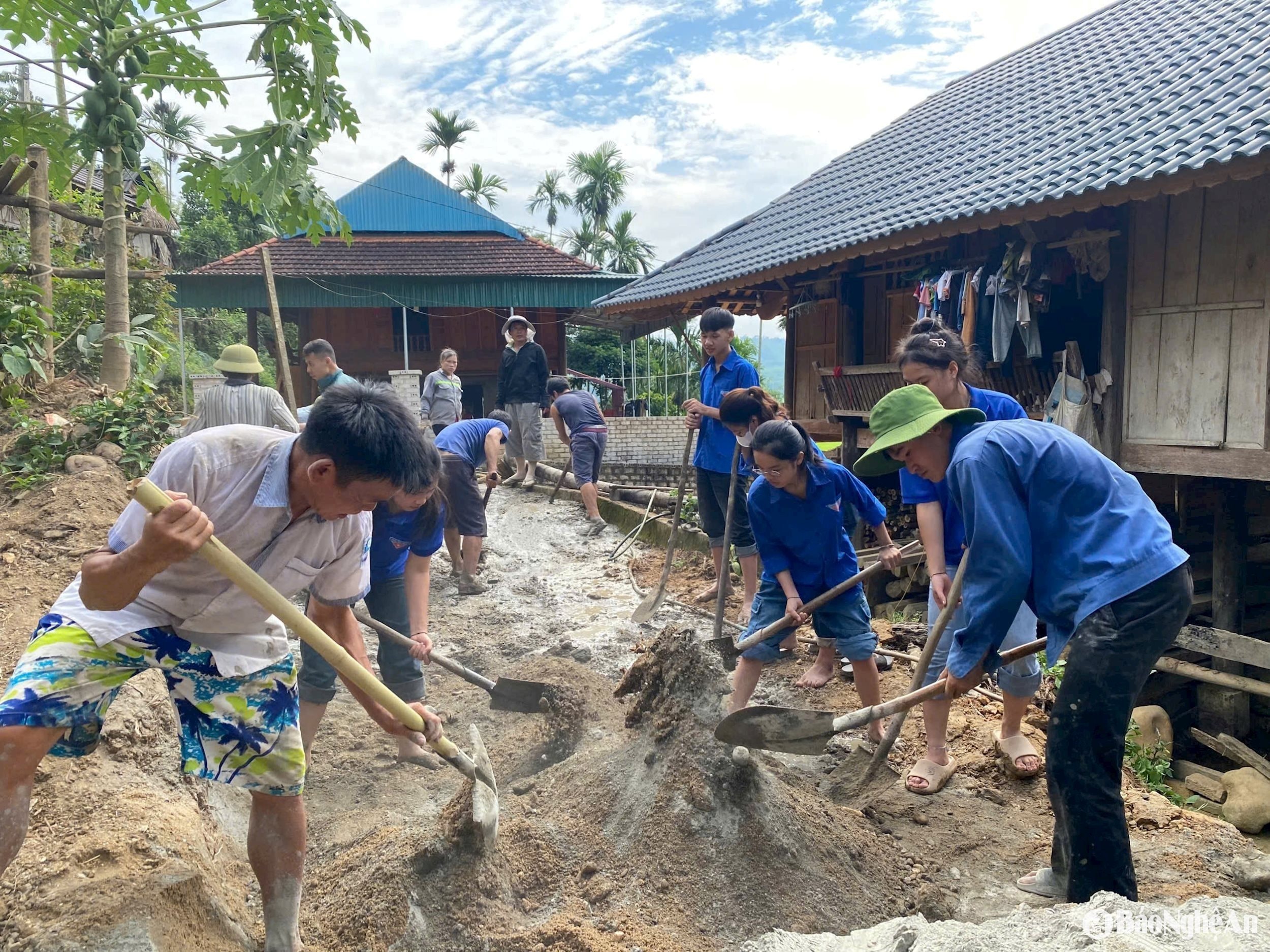 Người dân và thanh niên bản Lầu làm đường giao thông. 2