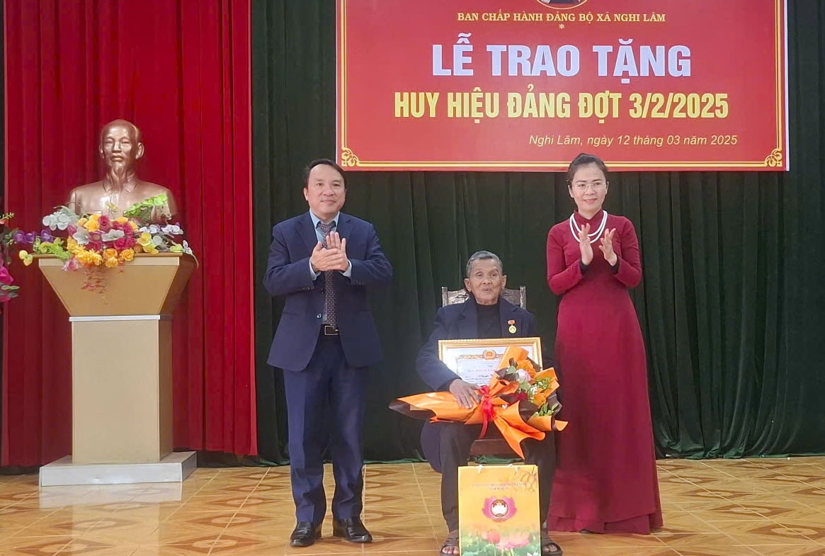 Trao tặng Huy hiệu 75 năm tuổi Đảng cho đảng viên Nguyễn Văn Thung chi bộ 7 , Đảng bộ xã Nghi Lâm Nghi Lộc copy