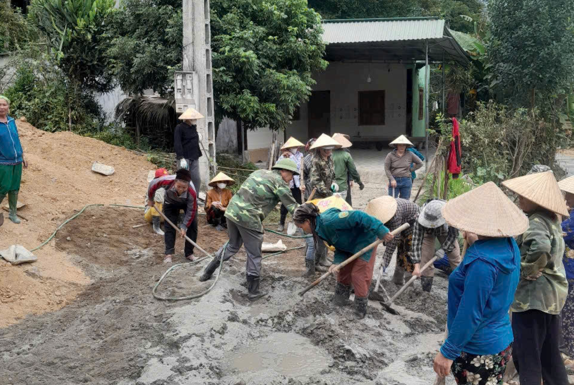 Người dân xã Tam Quang Tương Dương chung tay xây dựng đường giao thông nông thôn mới