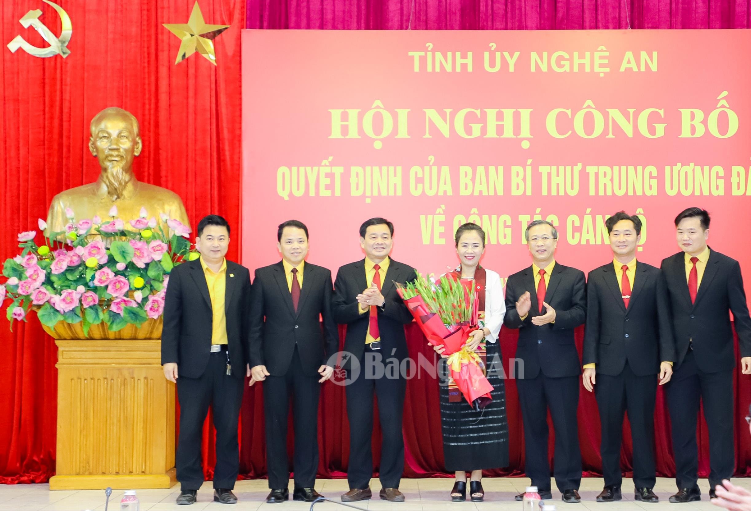 Các đồng chí trong Ban Thường trực Ủy ban MTTQ tỉnh tặng hoa chúc mừng đồng chí Võ Thị Minh Sinh. Ảnh: Phạm Bằng