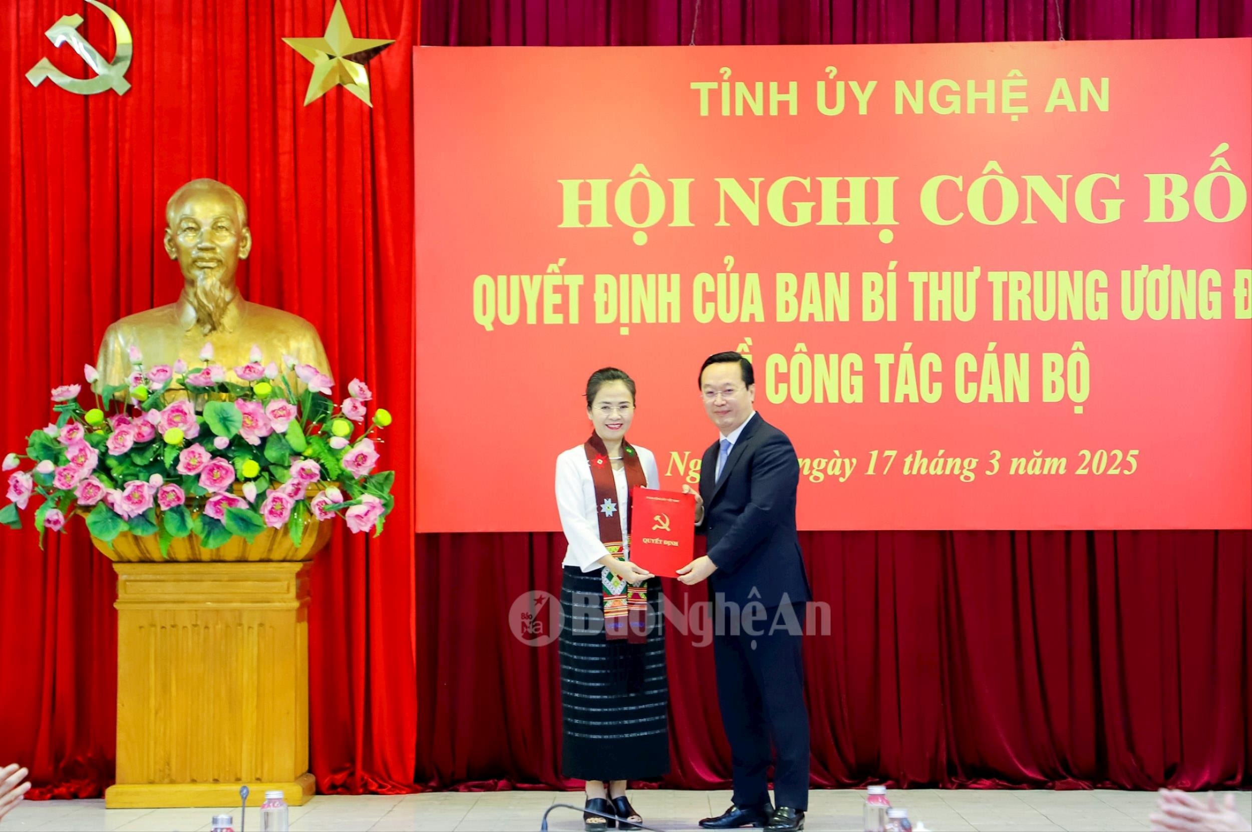 Bí thư Tỉnh ủy Nguyễn Đức Trung trao Quyết định của Ban Bí thư Trung ương Đảng chuẩn y chức vụ Phó Bí thư Tỉnh ủy Nghệ An nhiệm kỳ 2020-2025 cho đồng chí Võ Thị Minh Sinh. Ảnh: Phạm Bằng