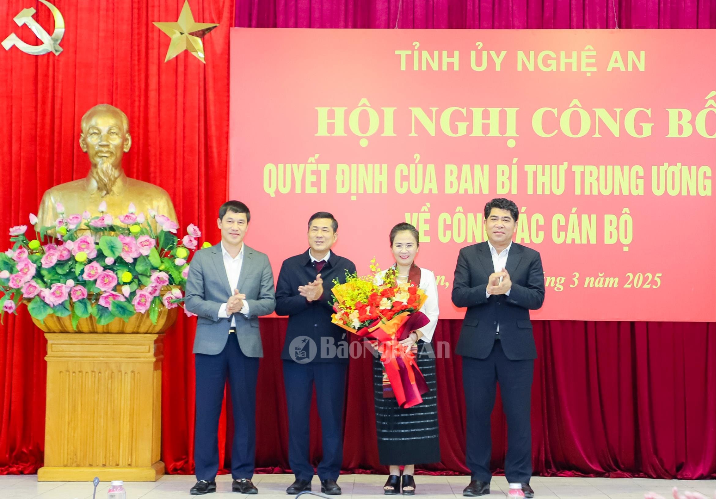 Các đồng chí trong Đoàn ĐBQH tỉnh tặng hoa chúc mừng đồng chí Võ Thị Minh Sinh. Ảnh: Phạm Bằng