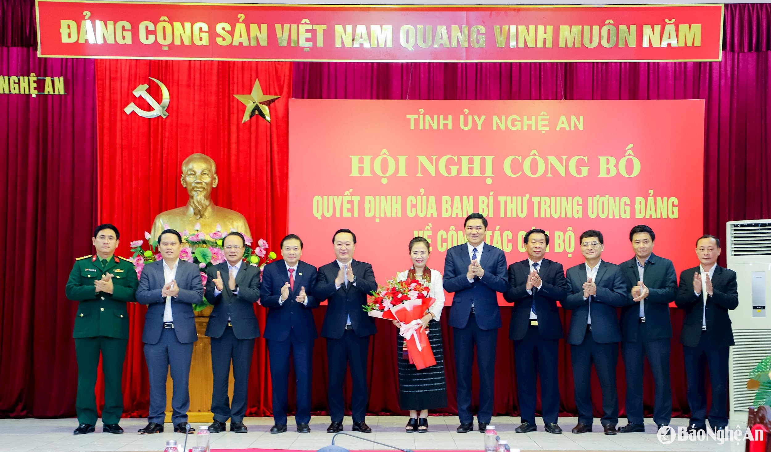 Các đồng chí trong Ban Thường vụ Tỉnh uỷ tặng hoa chúc mừng đồng chí Võ Thị Minh Sinh. Ảnh: Phạm Bằng