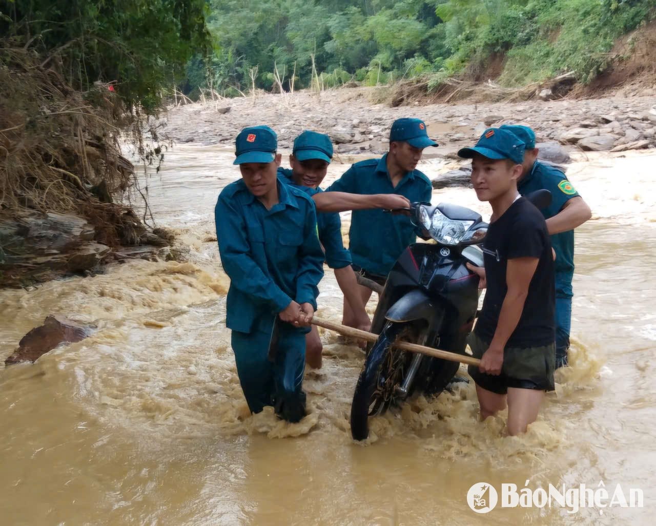 Chiến sĩ dân quân tự vệ huyện Kỳ Sơn hỗ trợ, bảo vệ tài sản cho nhân dân. Ảnh Tiến Hùng (4)