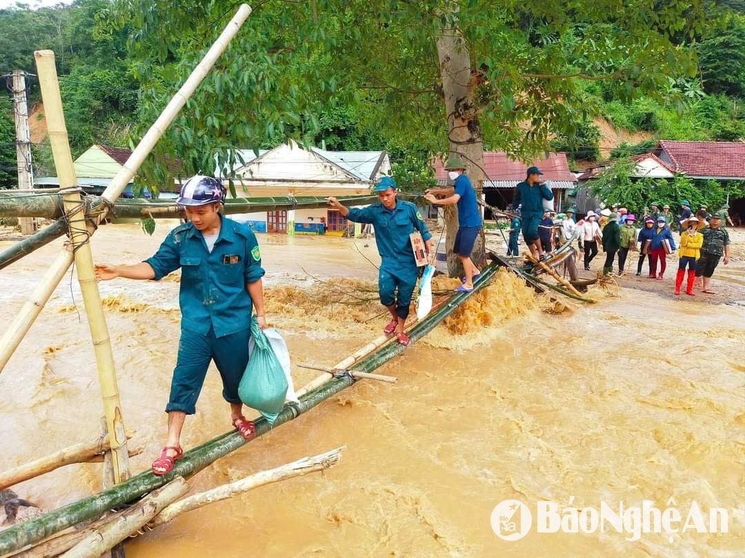 Chiến sĩ dân quân tự vệ huyện Kỳ Sơn khắc phục hậu quả mưa bão, lũ quét. Ảnh Tiến Hùng (2)