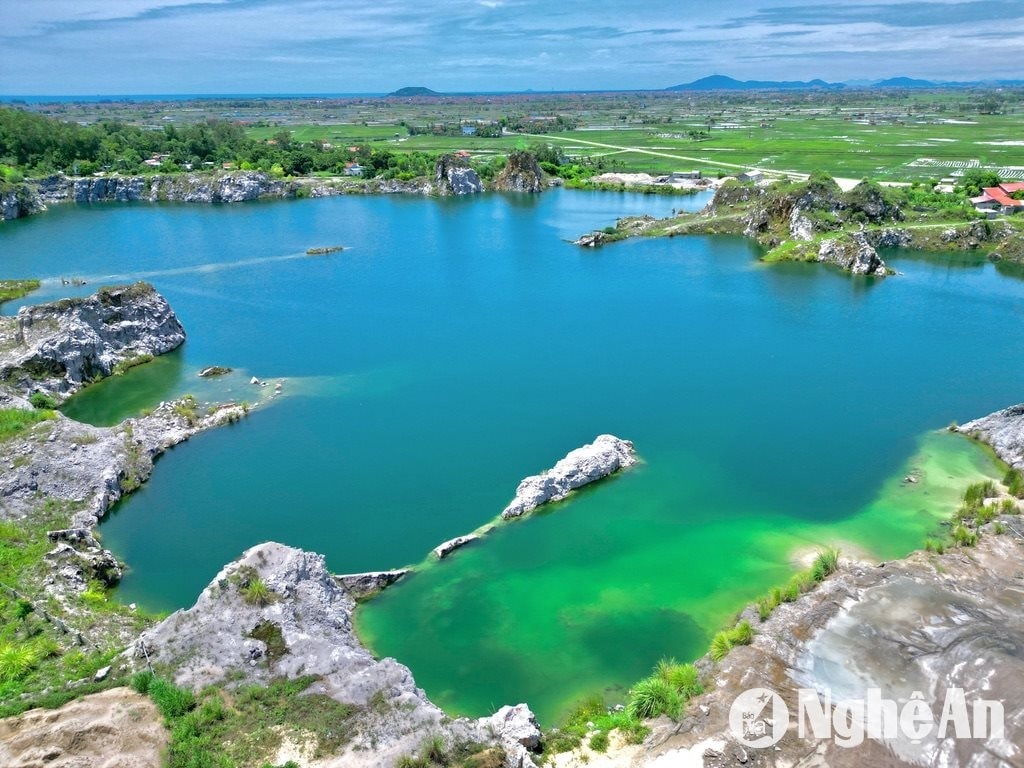 Hồ nước ở Lèn Chùa, phường Quỳnh Xuân, thị xã Hoàng Mai được mệnh danh “tuyệt tình cốc”.