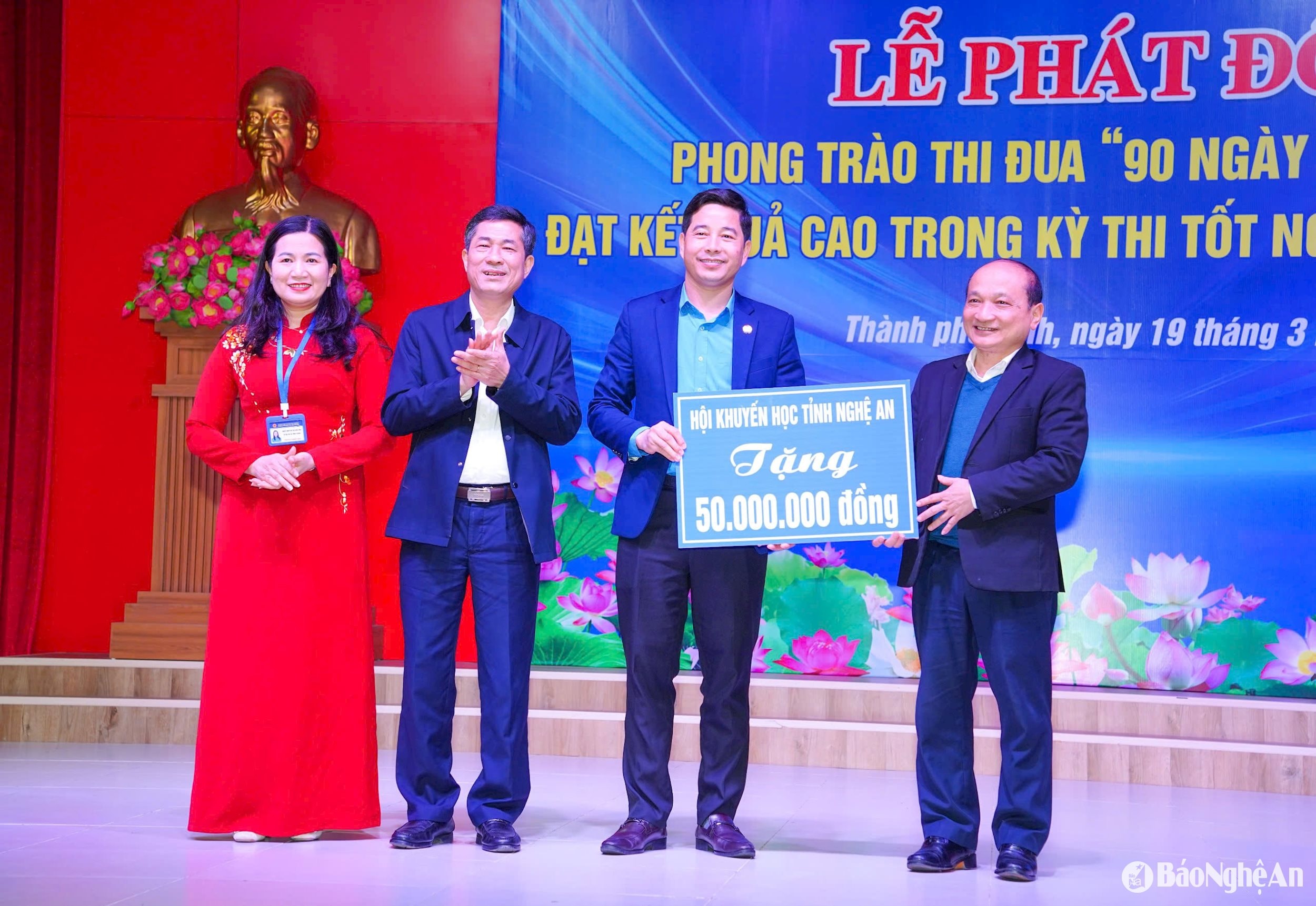 Chủ tịch Hội Khuyến học tỉnh Nguyễn Thanh Hiền trao số tiền ủng hộ các nhà trường trong quá trình ôn thi. Ảnh - Mỹ Hà