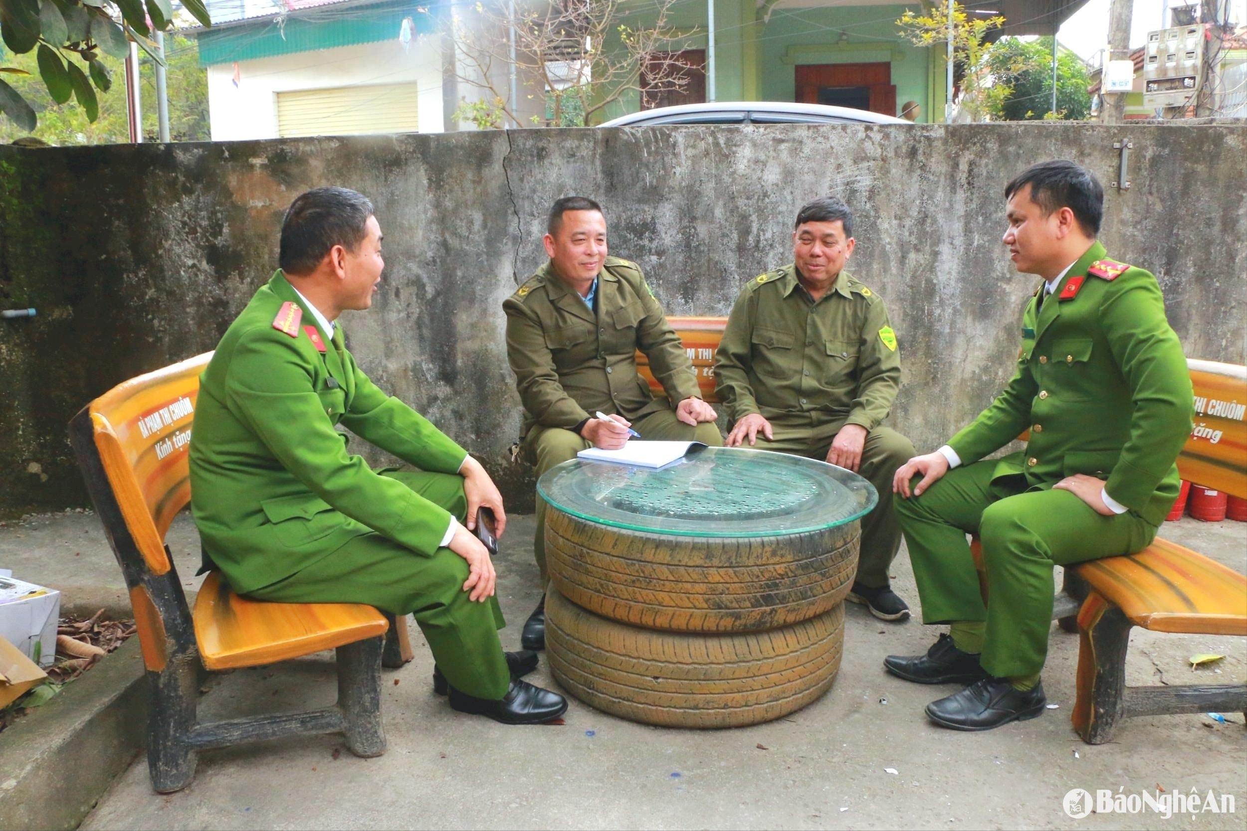 Lực lượng công an xã trao đổi với các tổ trưởng, tổ phó tổ bảo vệ an ninh trật tự cơ sở trên địa bàn. Ảnh Gia Huy