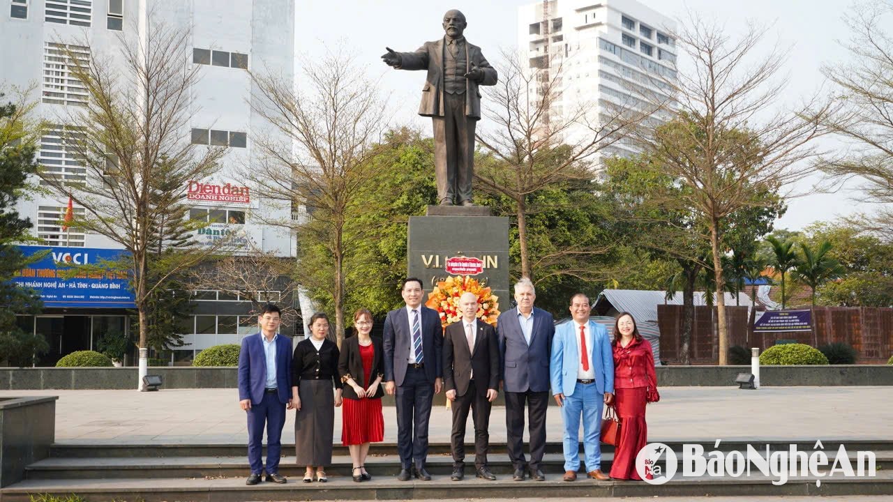 Phái đoàn Cộng hòa Tatarstan, Liên bang Nga đến thăm, dâng hoa tại Tượng Lênin tại thành phố Vinh. Ảnh: Thanh Huyền