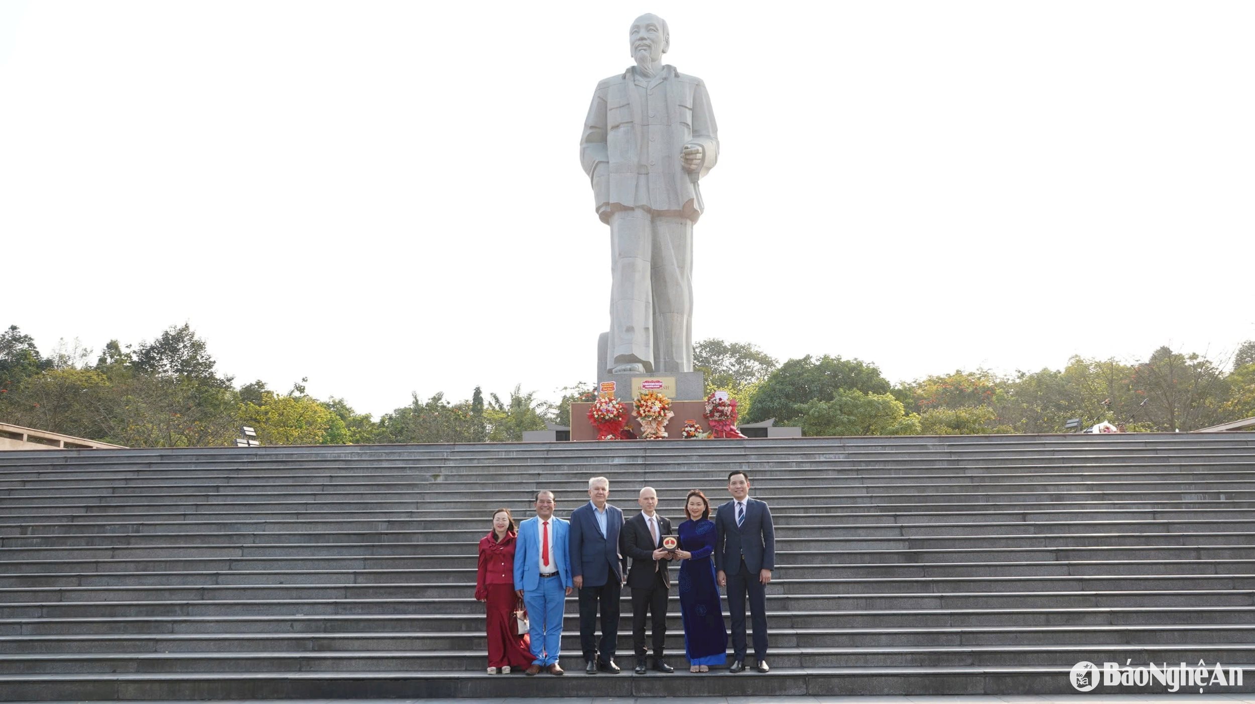 phái đoàn Cộng hòa Tatarstan, Liên bang Nga đến thăm, dâng hoa tại Tượng đài Chủ tịch Hồ Chí Minh, thành phố Vinh. Ảnh: Thanh Huyền