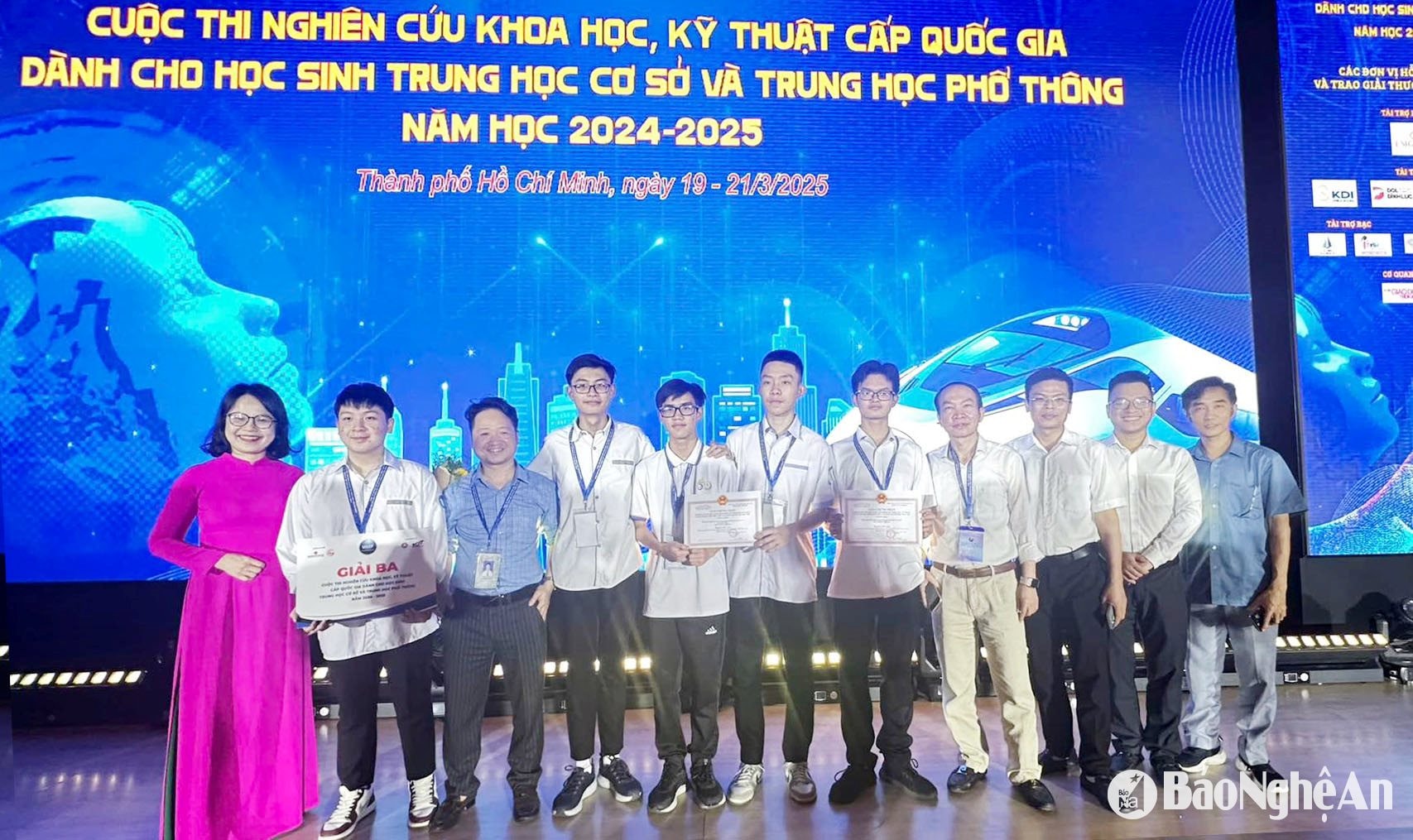 Các học sinh của Nghệ An tham gia cuộc thi Khoa học kỹ thuật cấp quốc gia