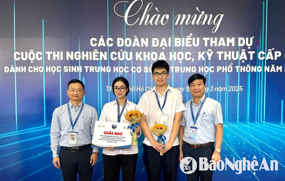 Nhóm học sinh đạt giải của Trường THPT chuyên Đại học Vinh.