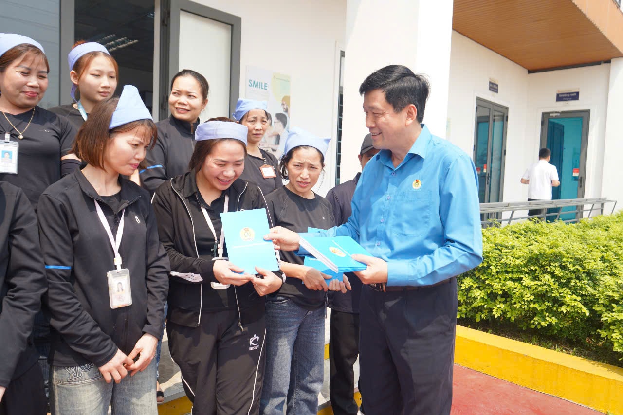 Đồng chí Kha Văn Tám - Chủ tịch Liên đoàn Lao động tỉnh trao quà cho công nhân, lao động. Ảnh tư liệu: Duy Chương