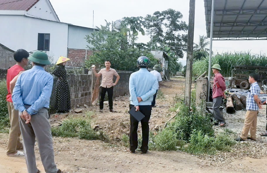 Cán bộ trong hệ thống chính trị ở xã Nghĩa Khánh, huyện Nghĩa Đàn tuyên truyền, vận động người dân hiến đất làm đường giao thông nông thôn.