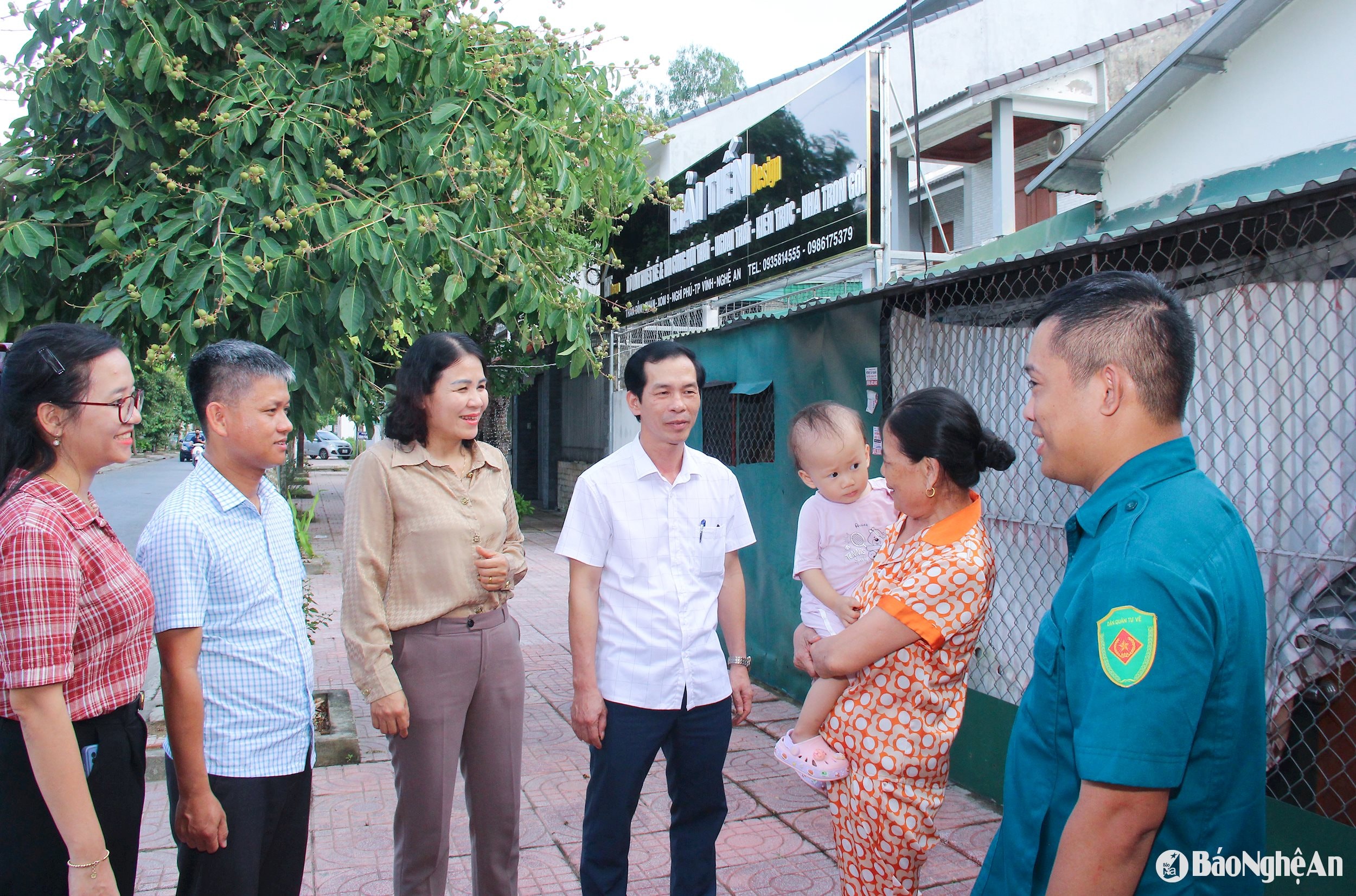 Lãnh đạo xã Nghi Phú gặp gỡ, trao đổi với người dân. Ảnh Mai Hoa