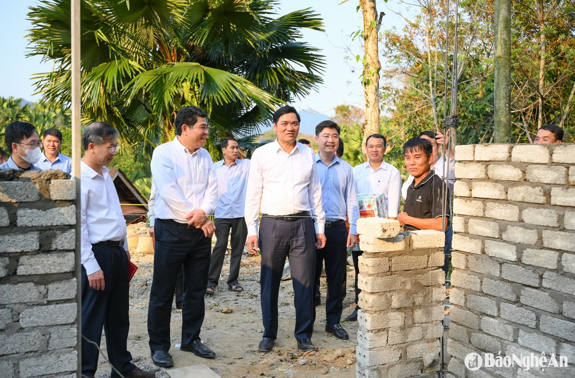 Đoàn công tác kiểm tra xây dựng nhà cho gia đình hộ nghèo Vi Văn Sáo ở bản Lưu Phong, xã Lưu Kiền. Ảnh tư liệu: Thành Cường