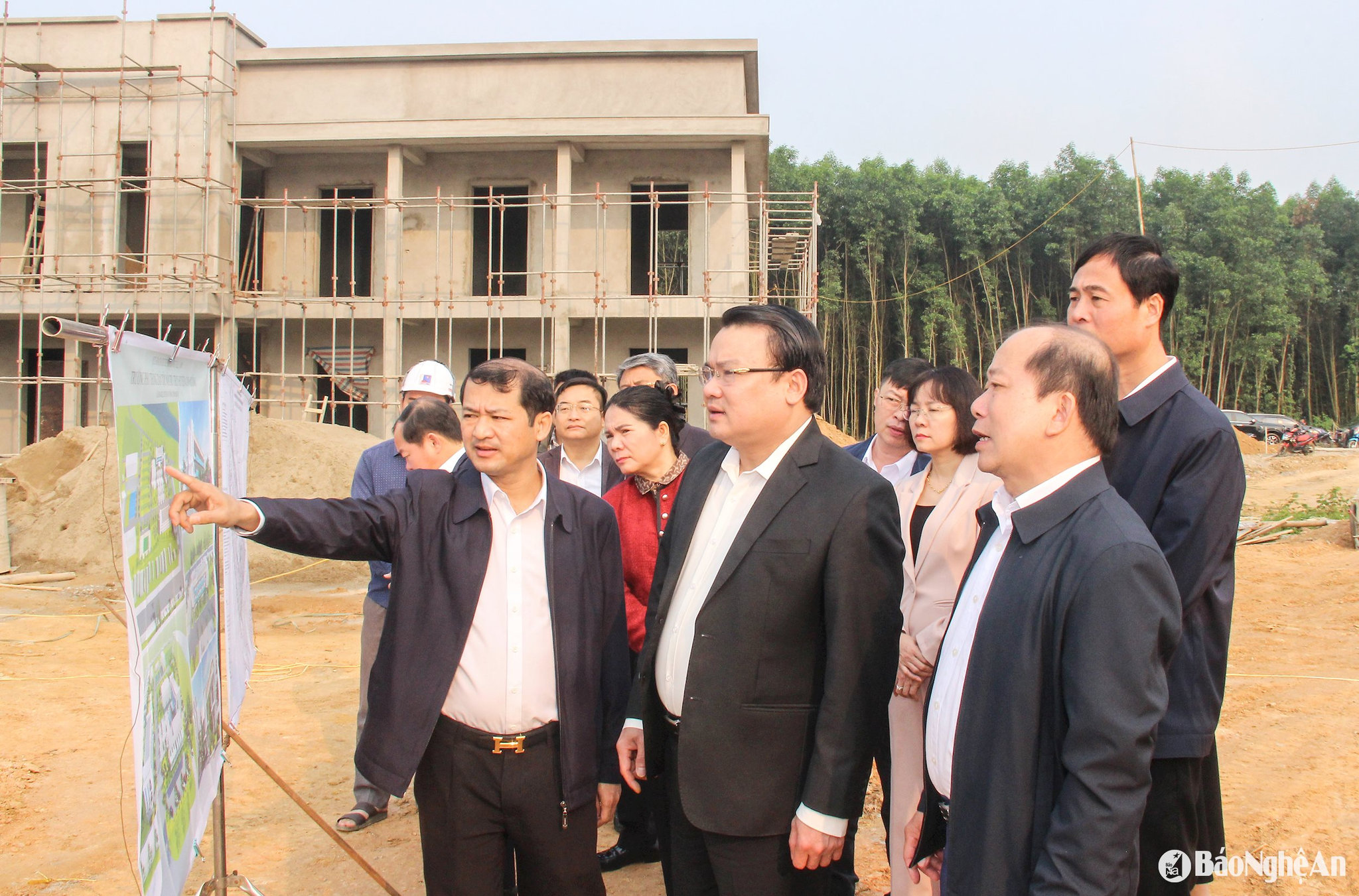 Đồng chí Phùng Thành Vinh - Ủy viên Ban Chấp hành Đảng bộ tỉnh, Phó Chủ tịch UBND tỉnh xem quy hoạch dự án Trường Phổ thông dân tộc nội trú THCS huyện Con Cuông. Ảnh: Mai Hoa