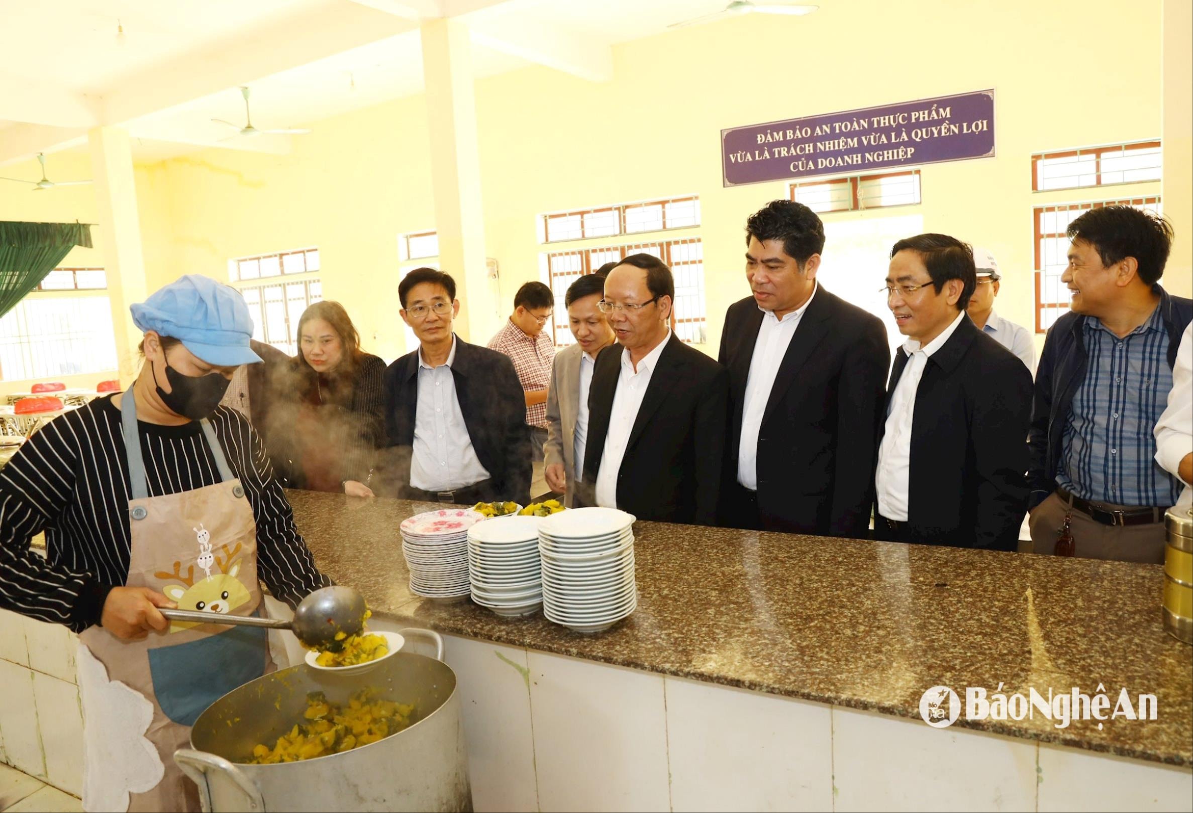 Đồng chí Bùi Thanh An - Ủy viên Ban Thường vụ Tỉnh ủy, Phó Chủ tịch Thường trực UBND tỉnh cùng đoàn công tác thăm nhà ăn của Trường PTDTNT THCS Quế Phong. Ảnh Nguyên Nguyên