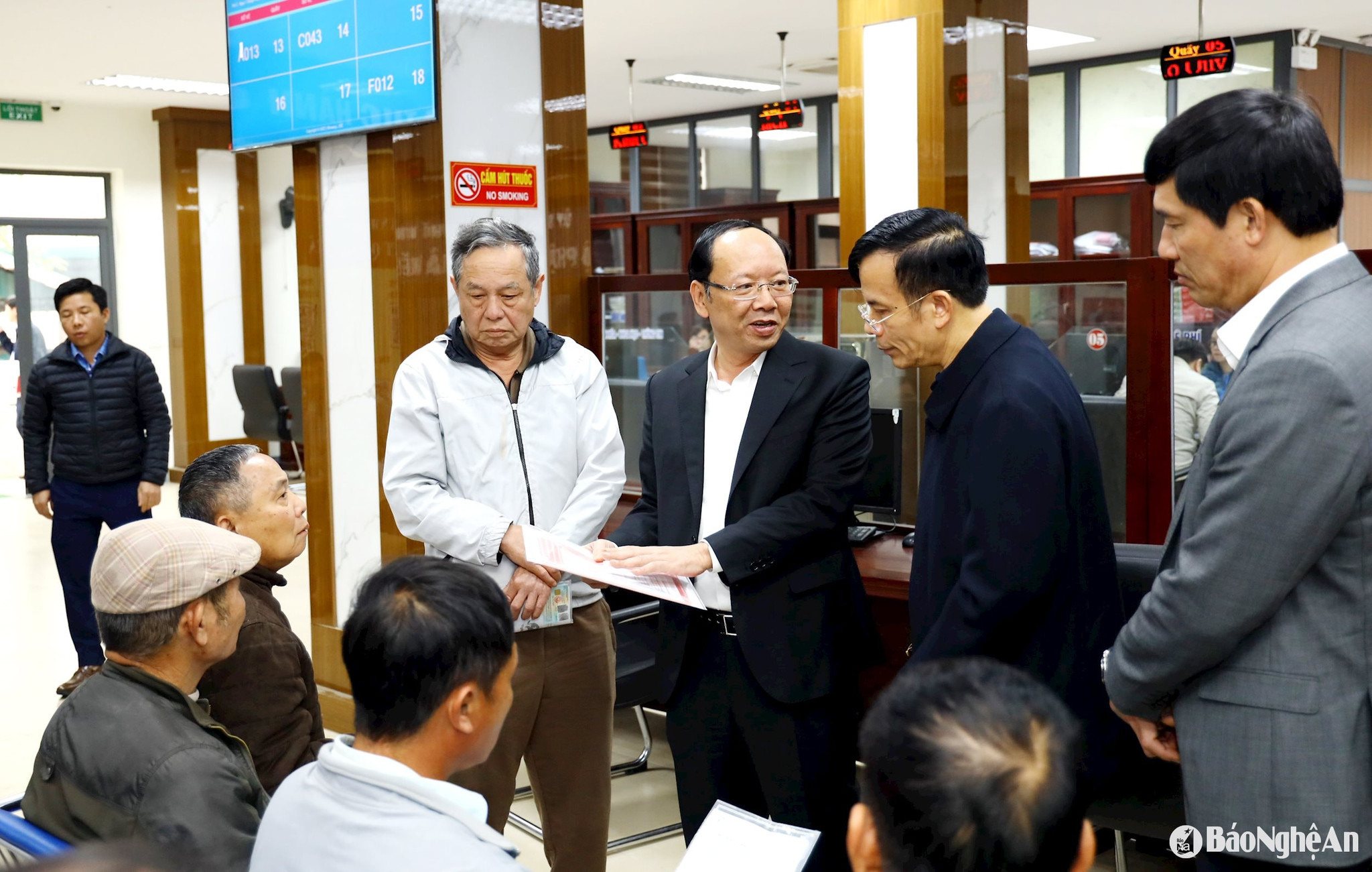 Đồng chí Bùi Thanh An - Ủy viên Ban Thường vụ Tỉnh ủy, Phó Chủ tịch Thường trực UBND tỉnh cùng lãnh đạo TP. Vinh, các sở, ngành gặp gỡ, trao đổi với người dân tại Trung tâm Phục vụ hành chính công của TP. Vinh. Ảnh: Nguyên Nguyên