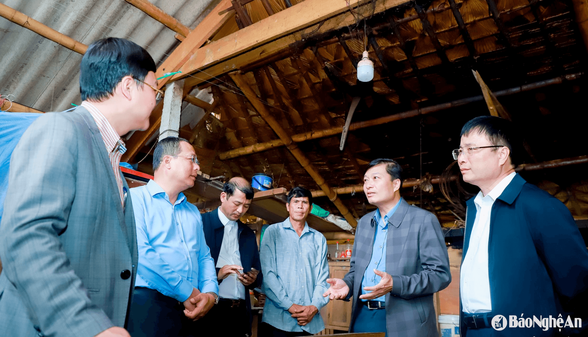 Chủ tịch UBND tỉnh Lê Hồng Vinh và đoàn công tác kiểm tra tiến độ làm nhà ở cho hộ nghèo, hộ có khó khăn về nhà ở tại huyện Con Cuông. Ảnh: Thành Duy