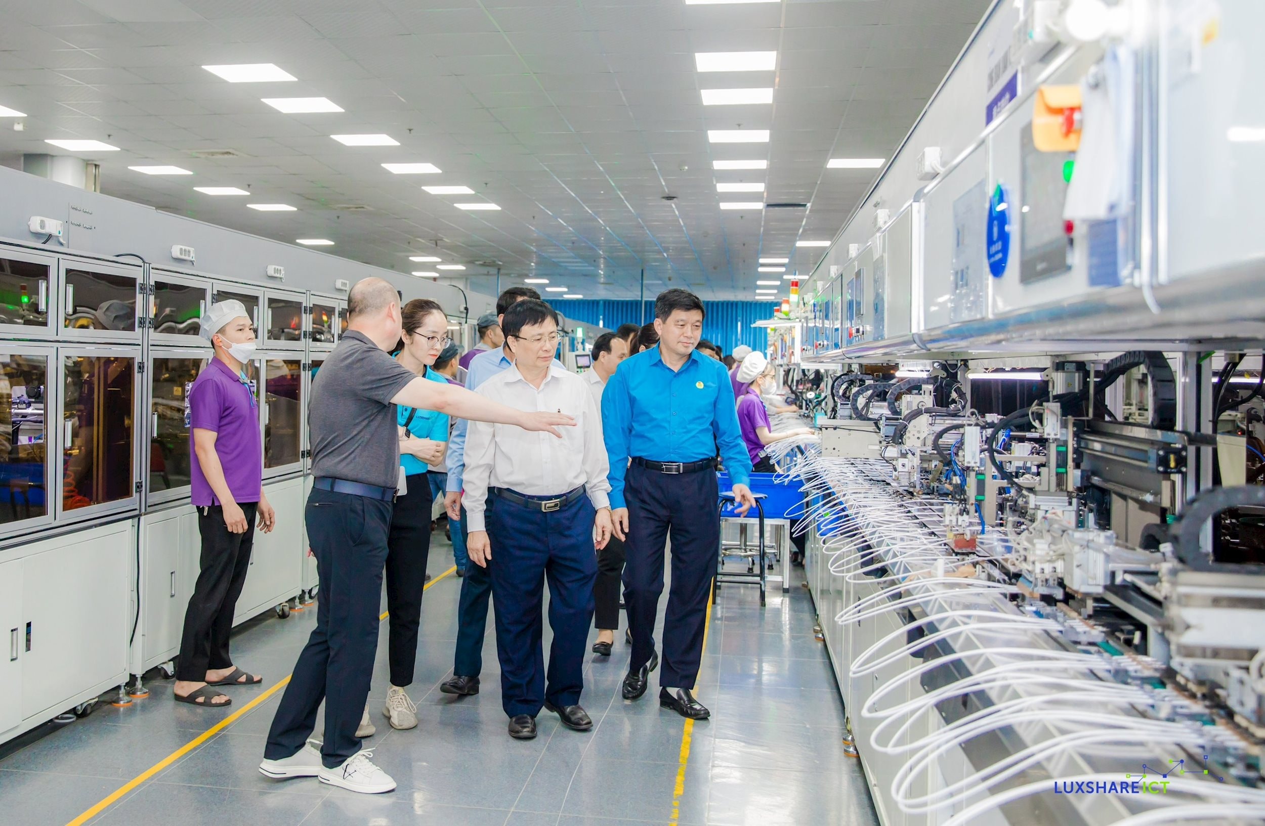 Lãnh đạo tỉnh thăm xưởng sản xuất của Luxshera ICT tại KCN VSIP Nghệ An 1. Ảnh Cơ sở cung cấp