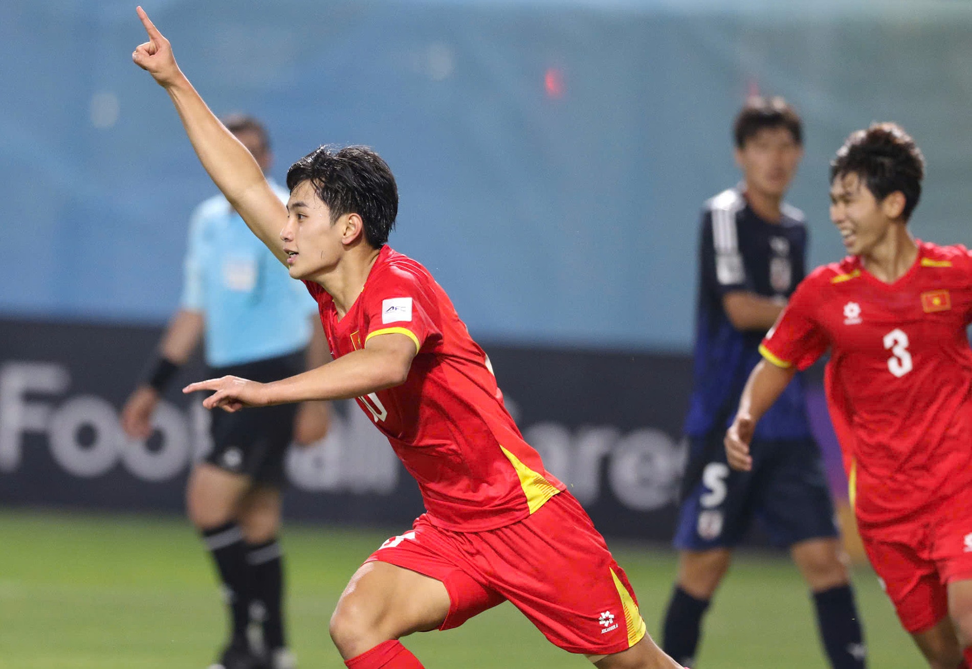 U17 Việt Nam làm tan vỡ hàng triệu con tim; Chelsea đại thắng ở cúp châu Âu; Lyon 2-2 MU